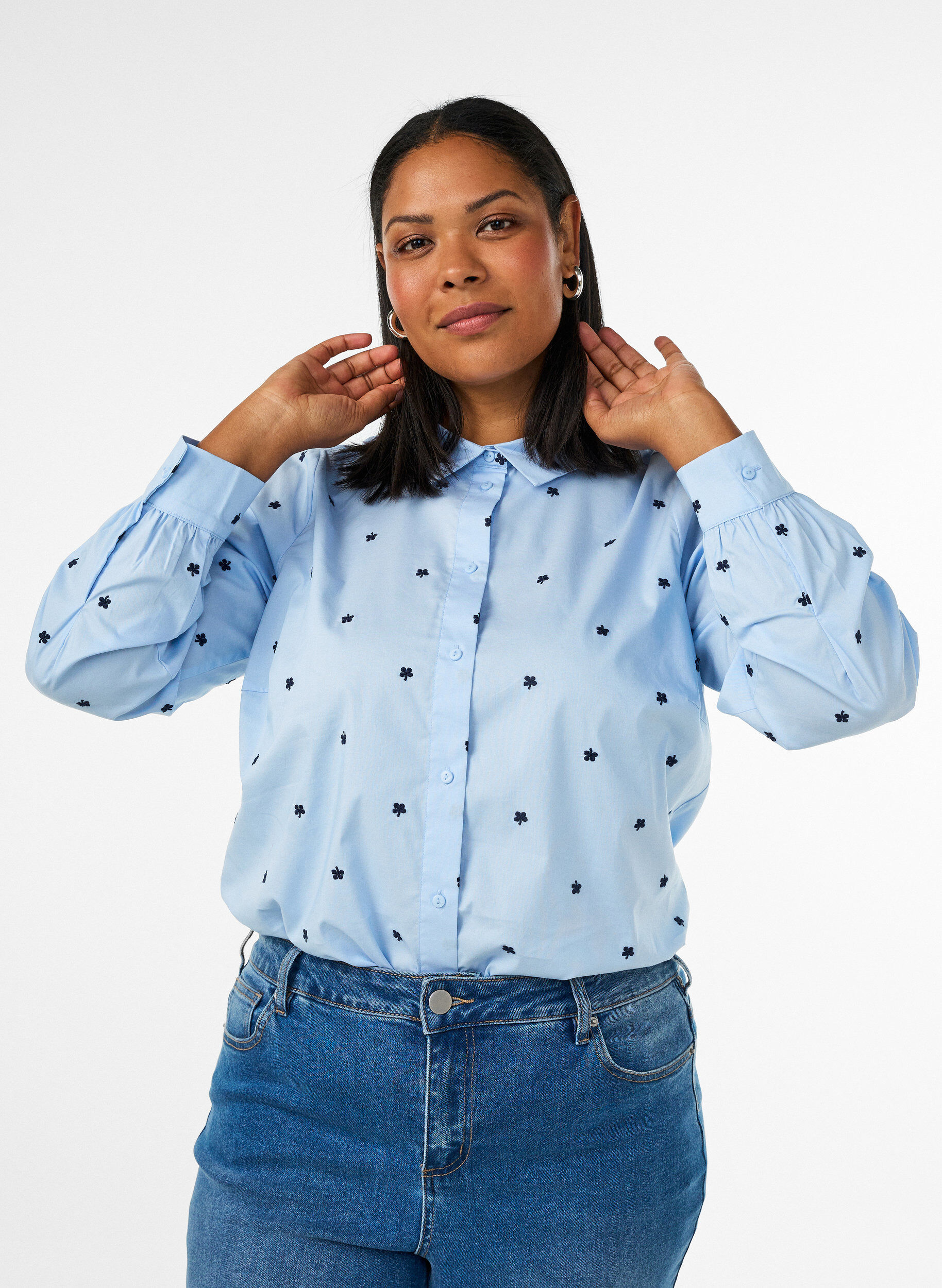 Paita kirjailtuilla kukilla, Sininen, Model