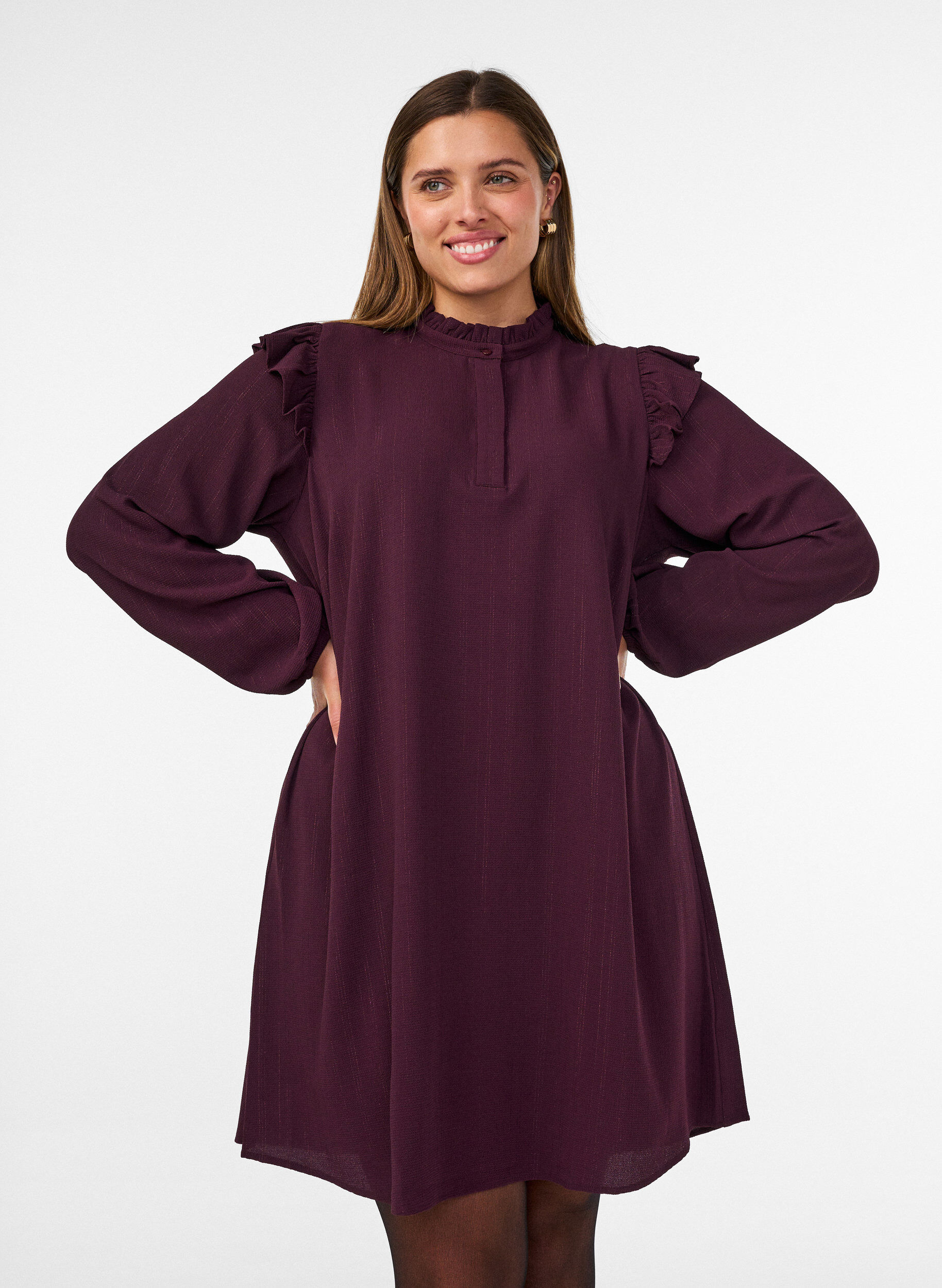 Lyhyt mekko r&ouml;yhel&ouml;ill&auml; ja kimalteella, Punainen, Model
