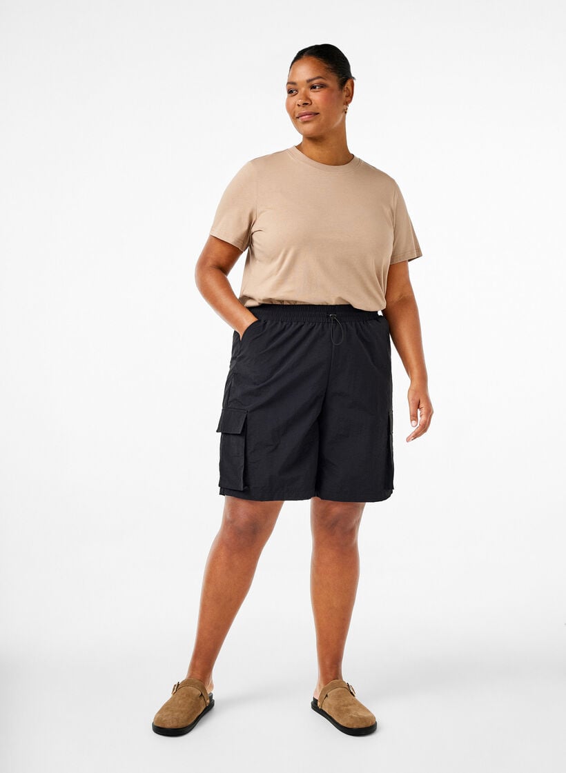 Puuvillainen perus-T-paita, jossa on py&ouml;re&auml; kaula-aukko, Beige, Model image number 1