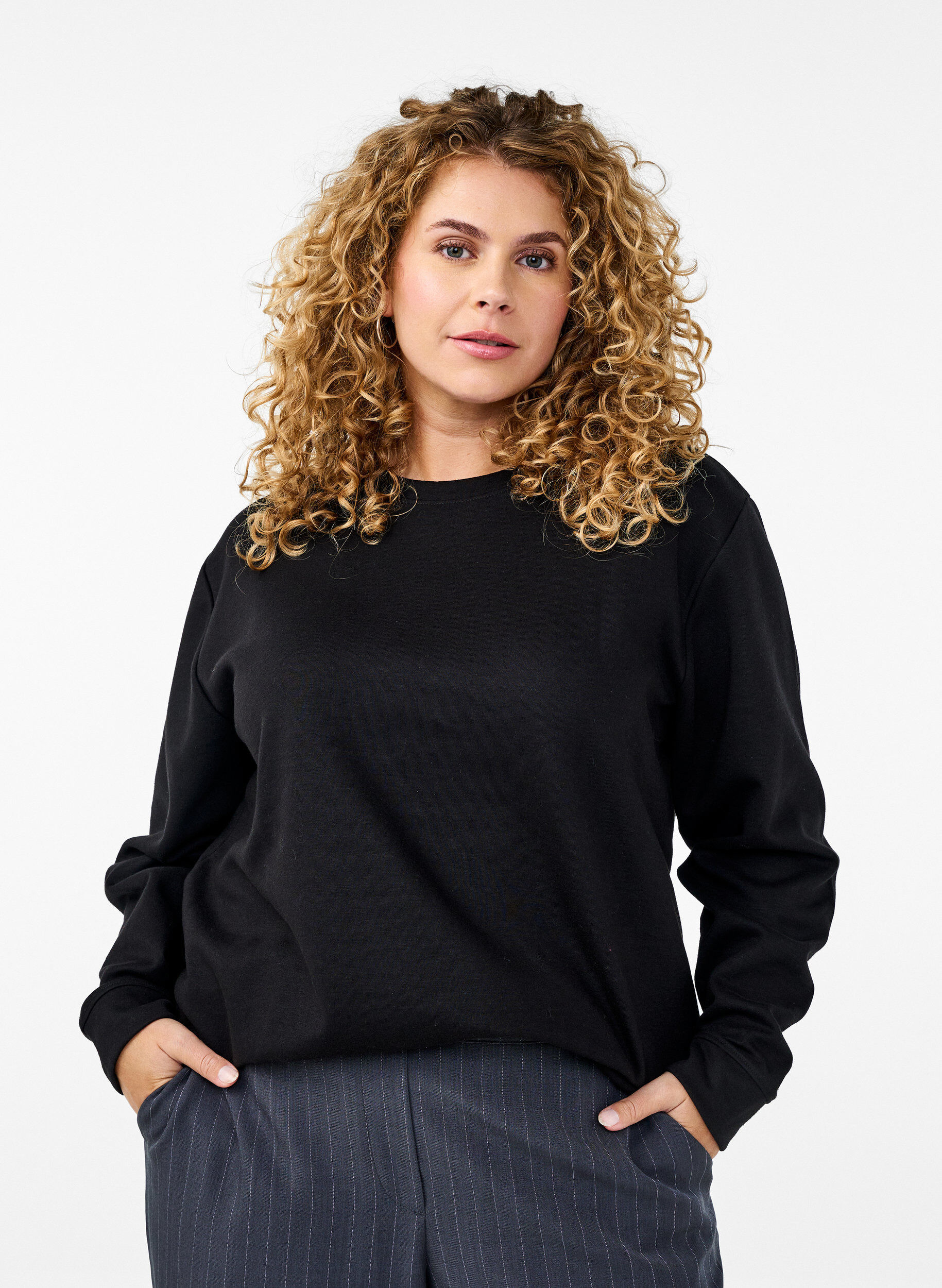 ZizziCollegepaita py&ouml;re&auml;ll&auml; p&auml;&auml;ntiell&auml;, Musta, Model image number 0