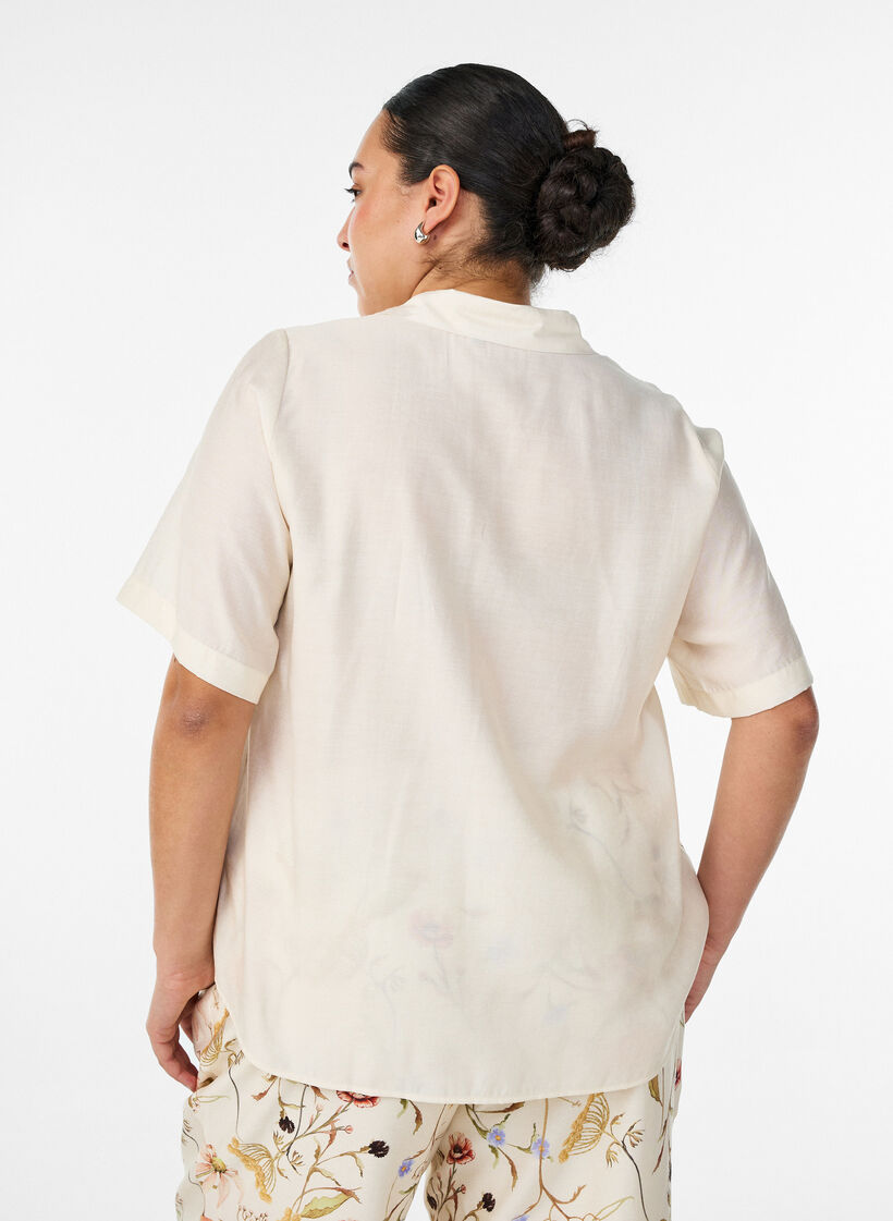 Paitapusero kyyn&auml;rmittaisilla hihoilla ja kukkayksityiskohdilla, Beige, Model