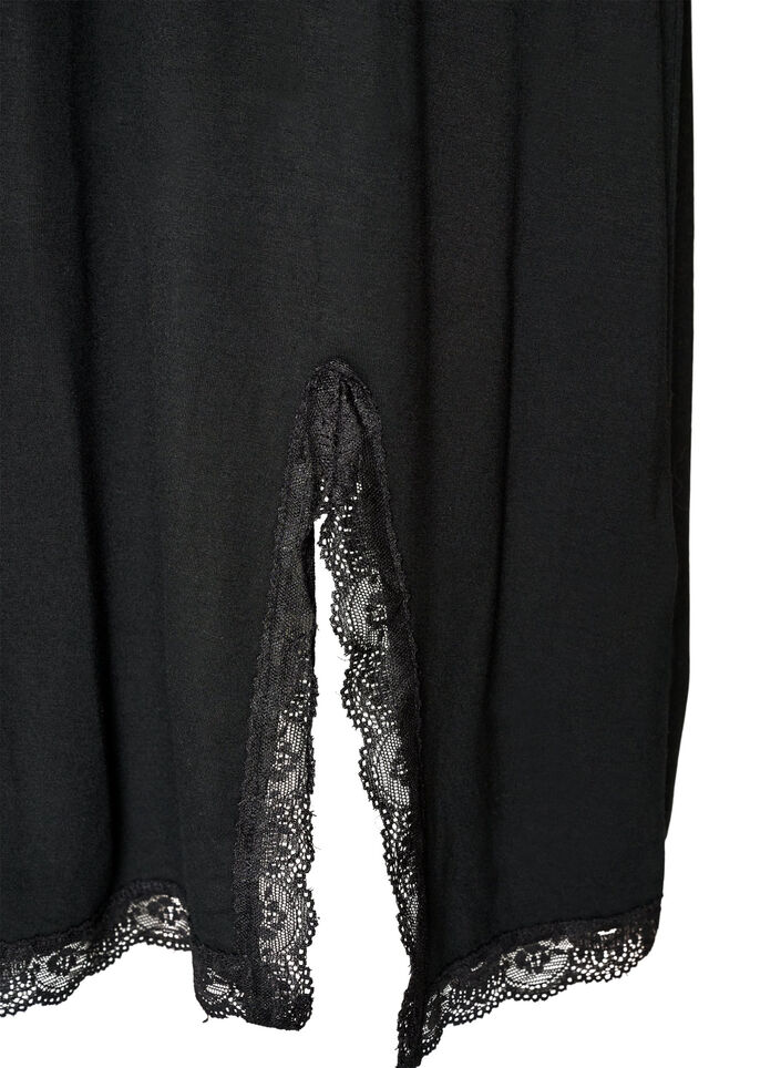 Viskoosinen y&ouml;paita pitsill&auml; ja halkioilla, Musta, Packshot image number 3