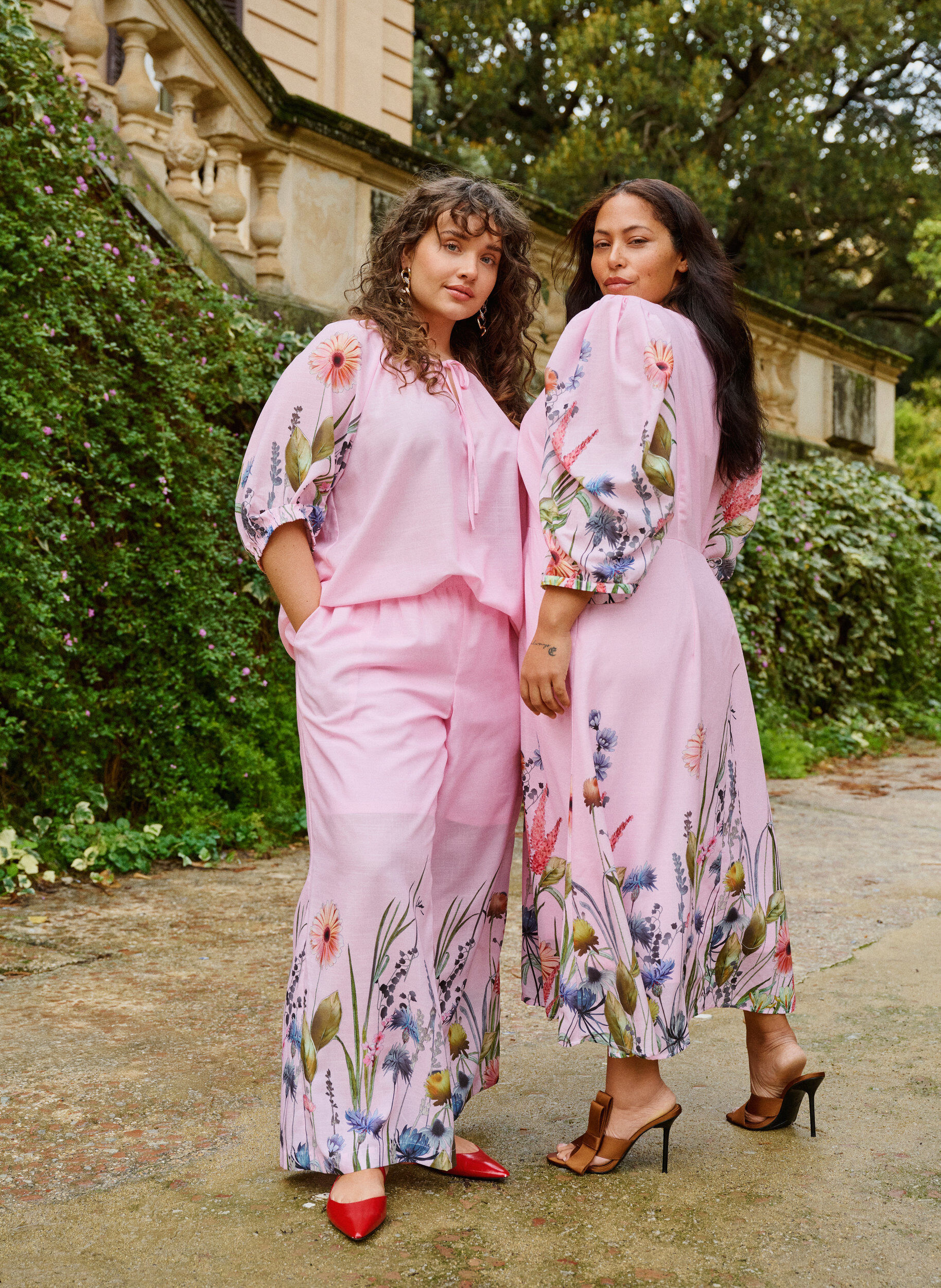 Zizzi Housut kukkaprintill&auml; ja leveill&auml; lahkeilla, Vaaleanpunainen, Image image number 0