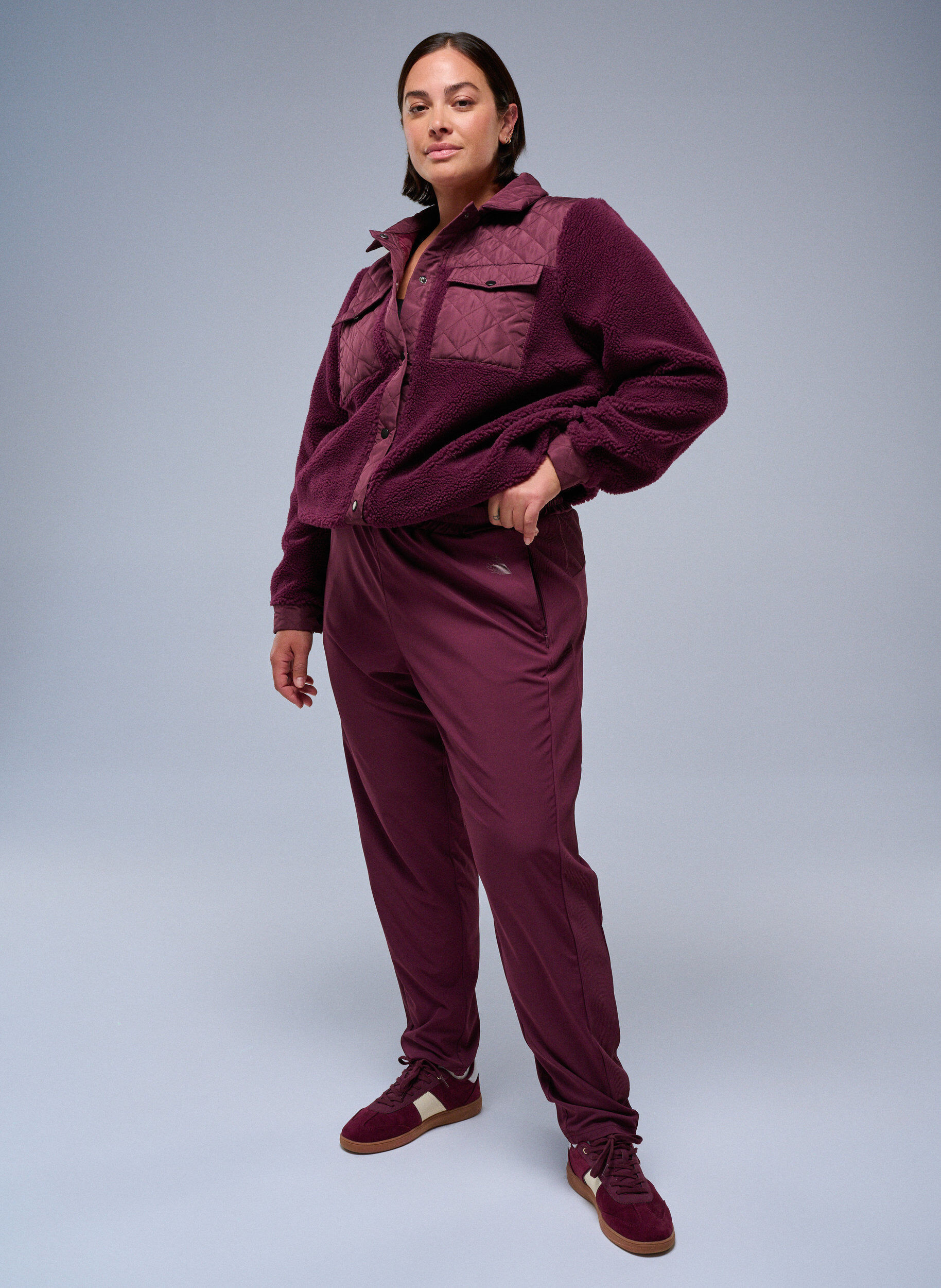 Kevyet treenihousut taskuilla