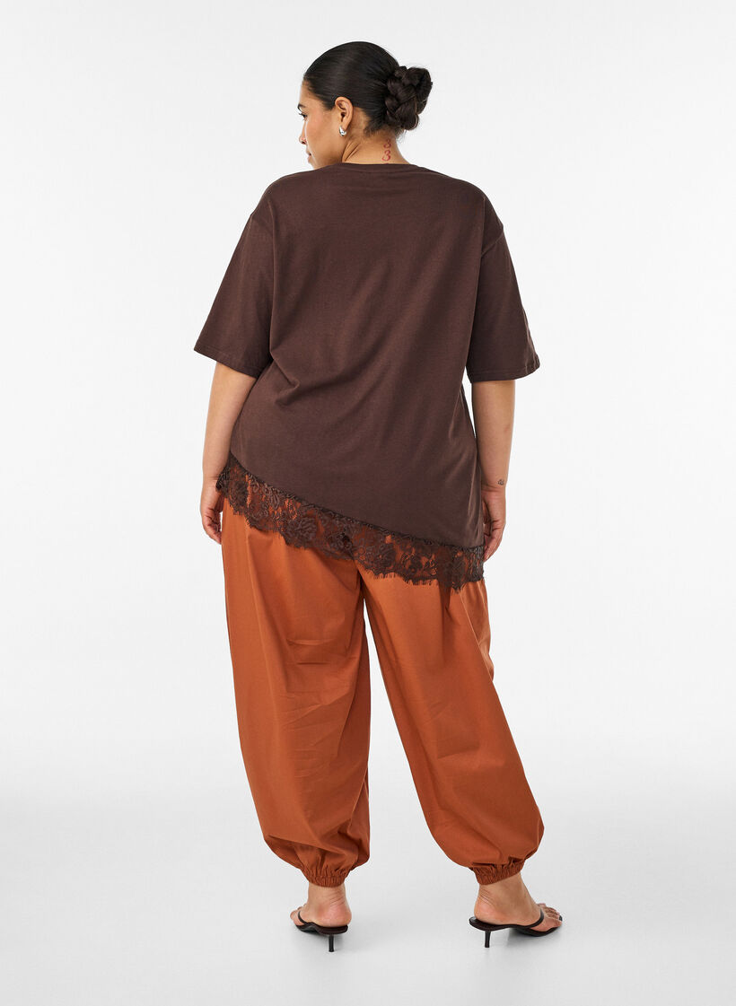 Ilmapallohousut taskuilla ja joustavalla vy&ouml;t&auml;r&ouml;ll&auml;, Ruskea, Model image number 1
