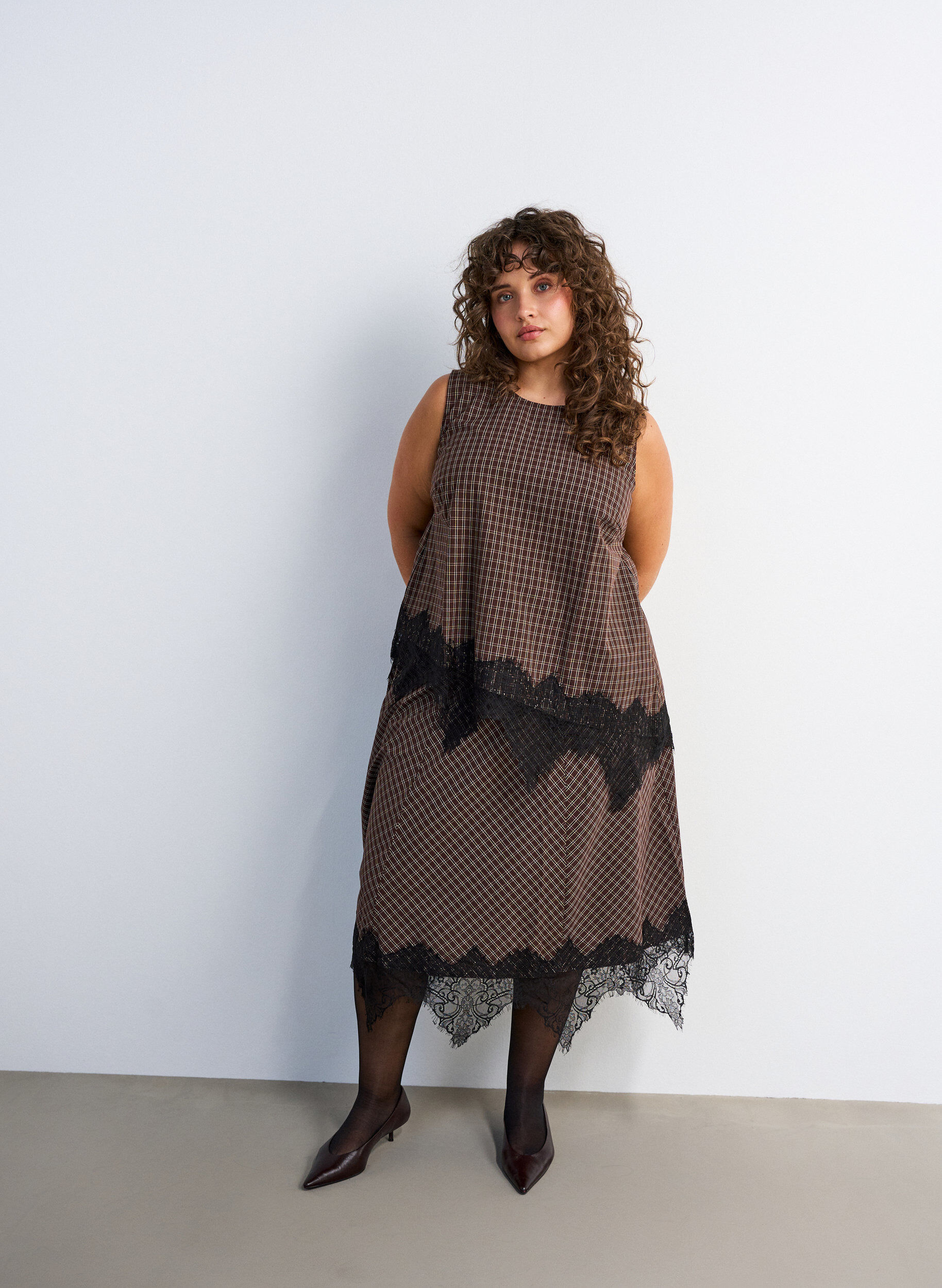 ZizziRuudullinen toppi ep&auml;symmetrisell&auml; pitsireunuksella, Ruskea, Model image number 1