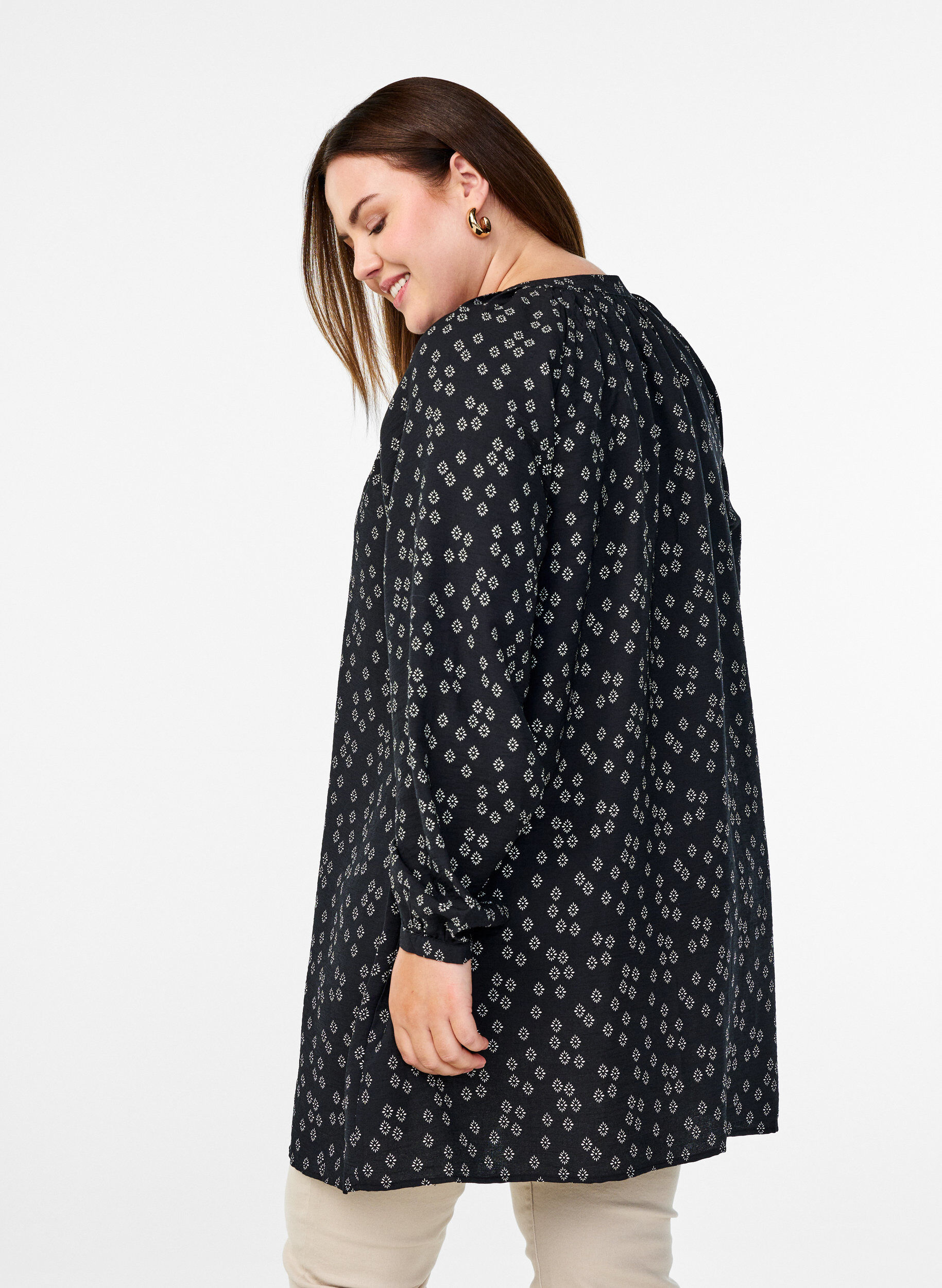Zizzi Pitk&auml;hihainen tunika kukallisella kuosilla, Musta, Model image number 2