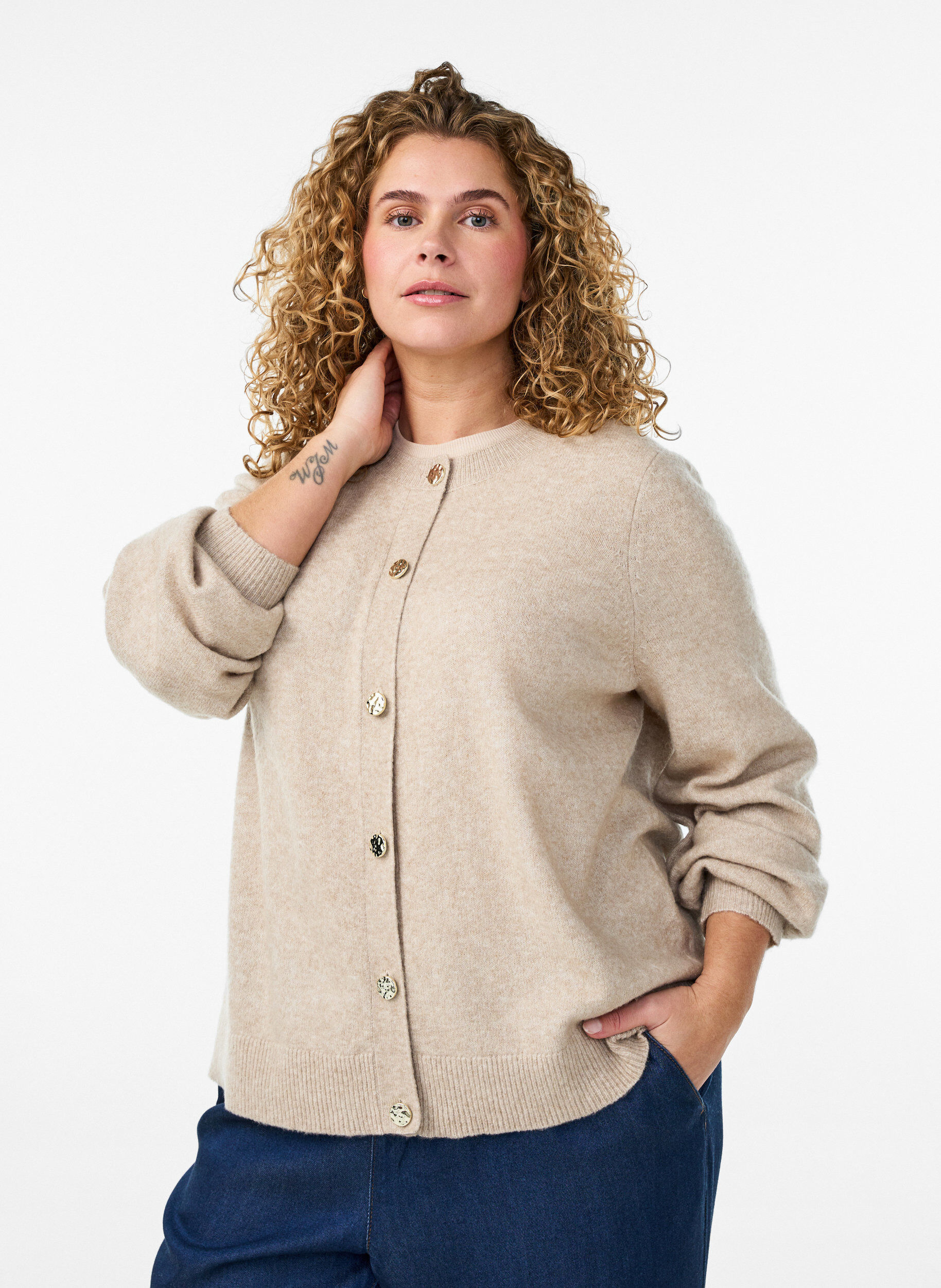 Neuletakki pehme&auml;st&auml; neuleesta kullanv&auml;risill&auml; napeilla, Beige, Model