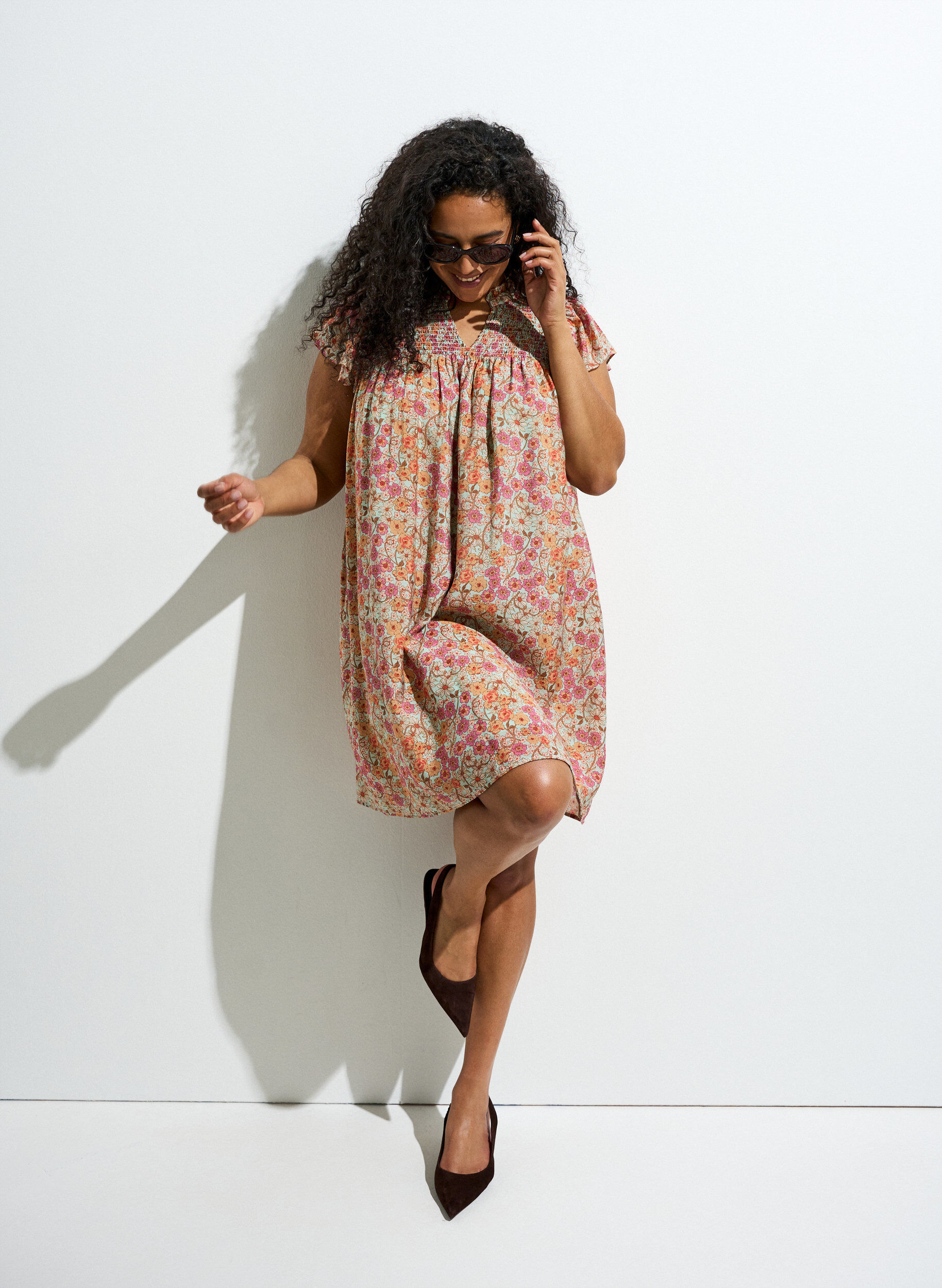 ZizziLyhyt viskoosimekko smokkirypytyksell&auml; ja kukkakuviolla, Oranssi, Image image number 0