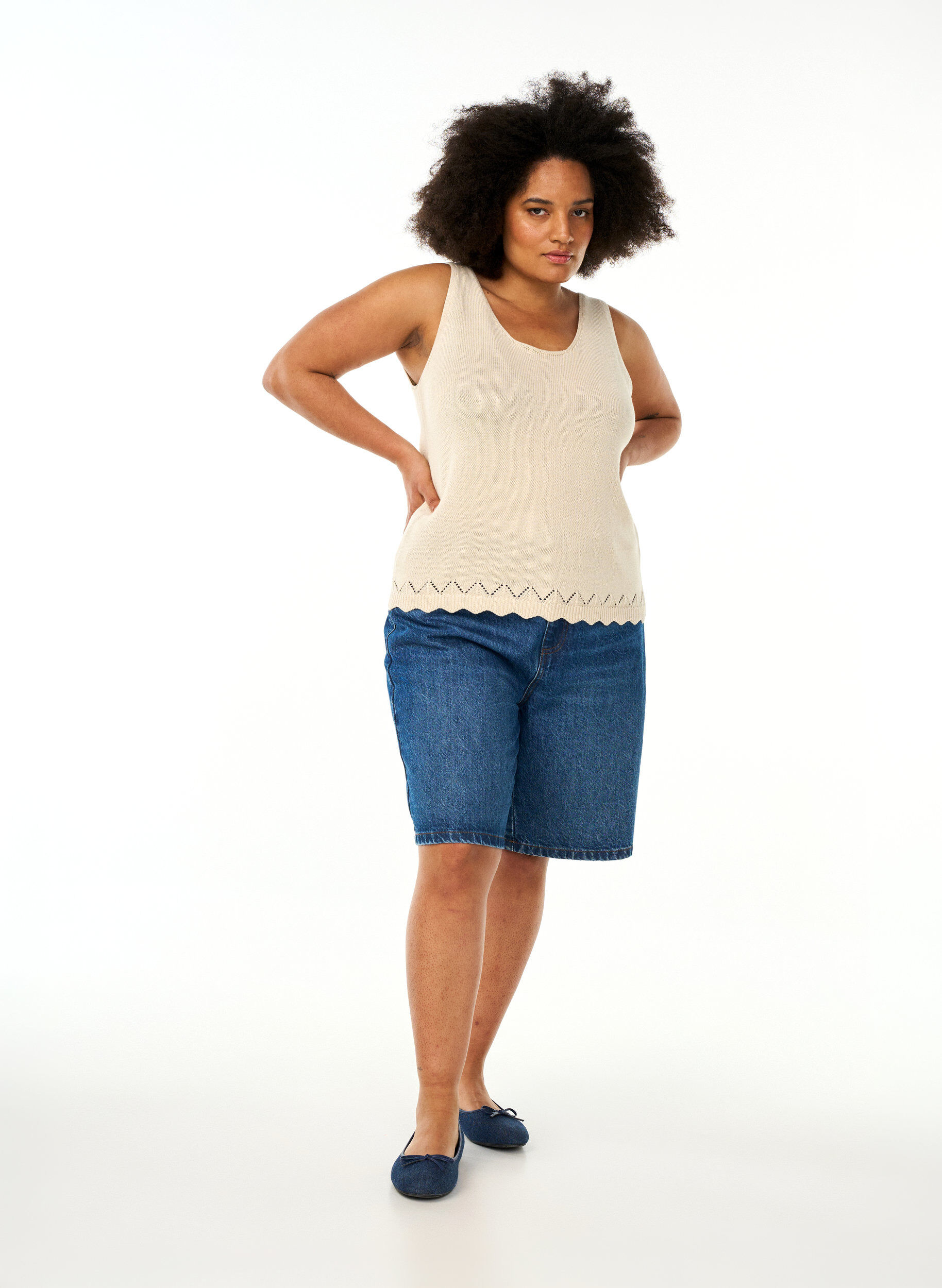 Zizzi Hihaton neuletoppi, jossa on aaltoreunus, Sandshell, Model image number 2