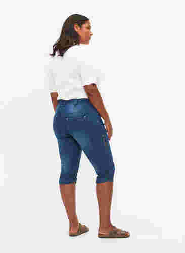 Slim fit farkkucaprit taskuilla, Dark blue denim, Model image number 2