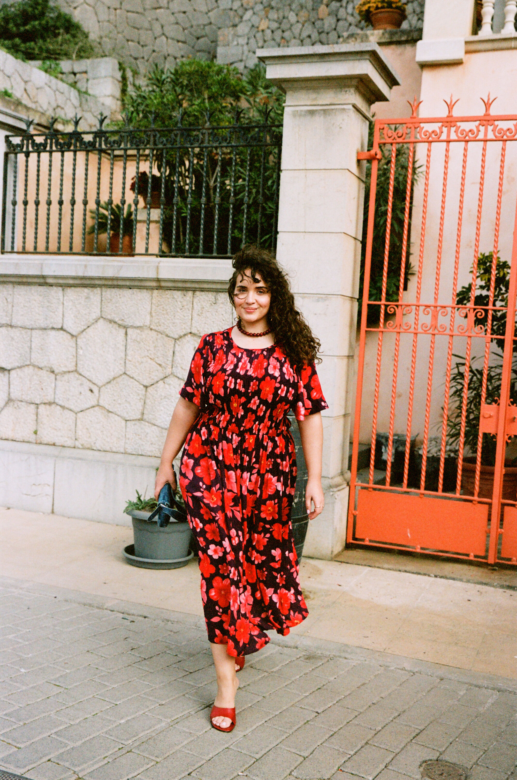 ZizziKukkaloistoa punaisessa, , Model