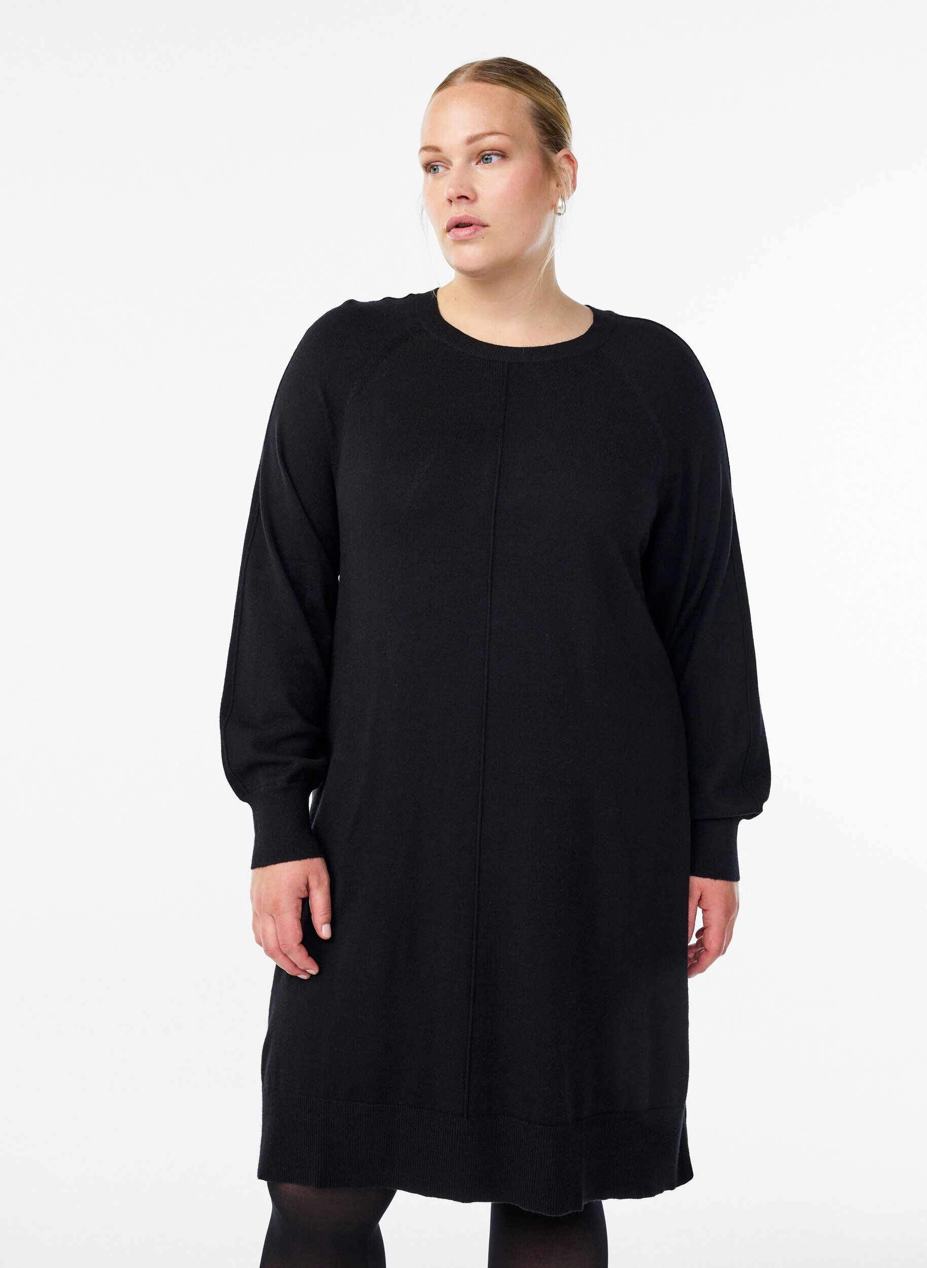 Lyhyt neulemekko raglanhihoilla ja keskisaumalla, Musta, Model