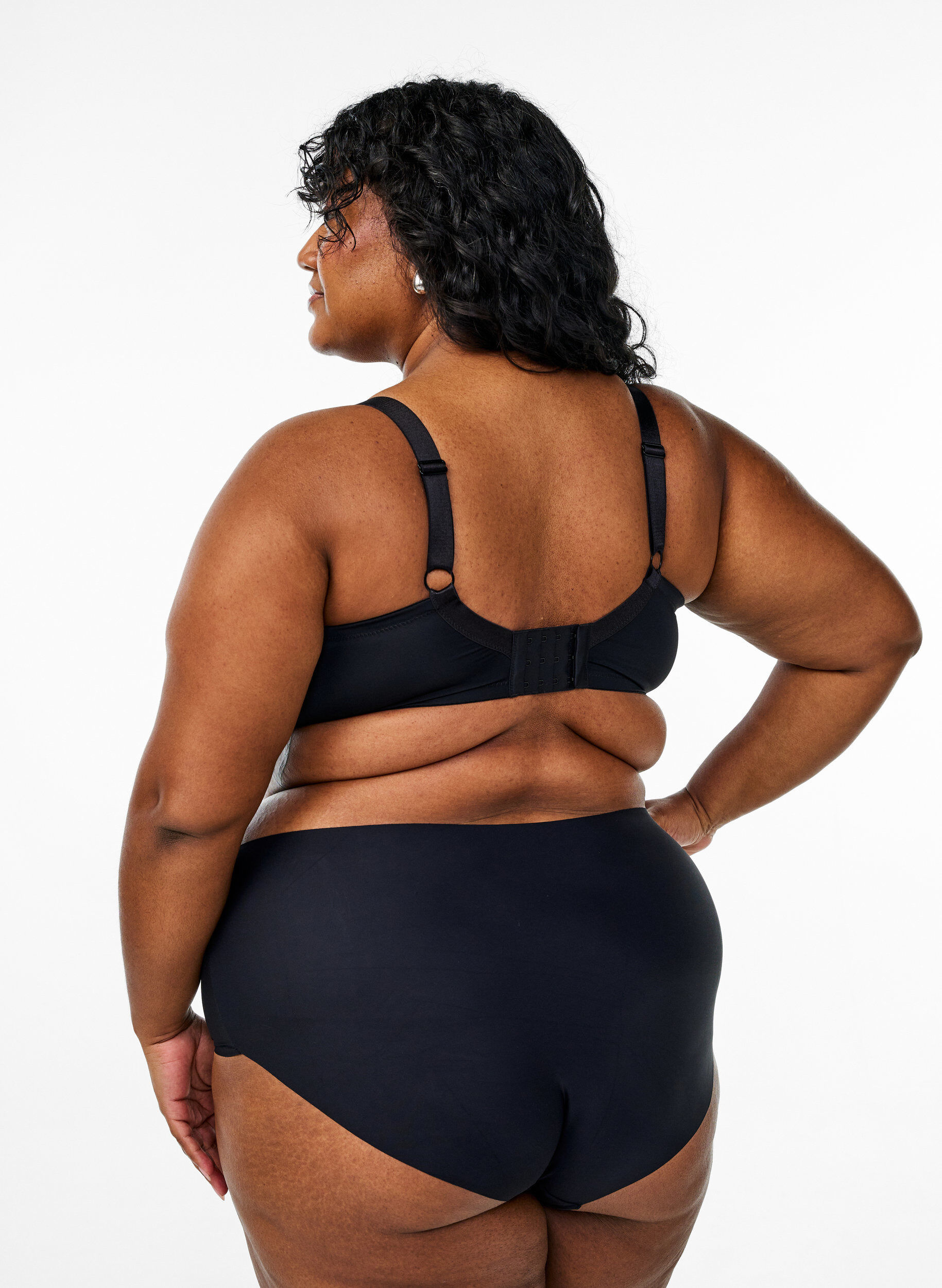 Zizzi Muotoillut mikrokuosirintaliivit satiiniyksityiskohdilla, Musta, Model image number 2