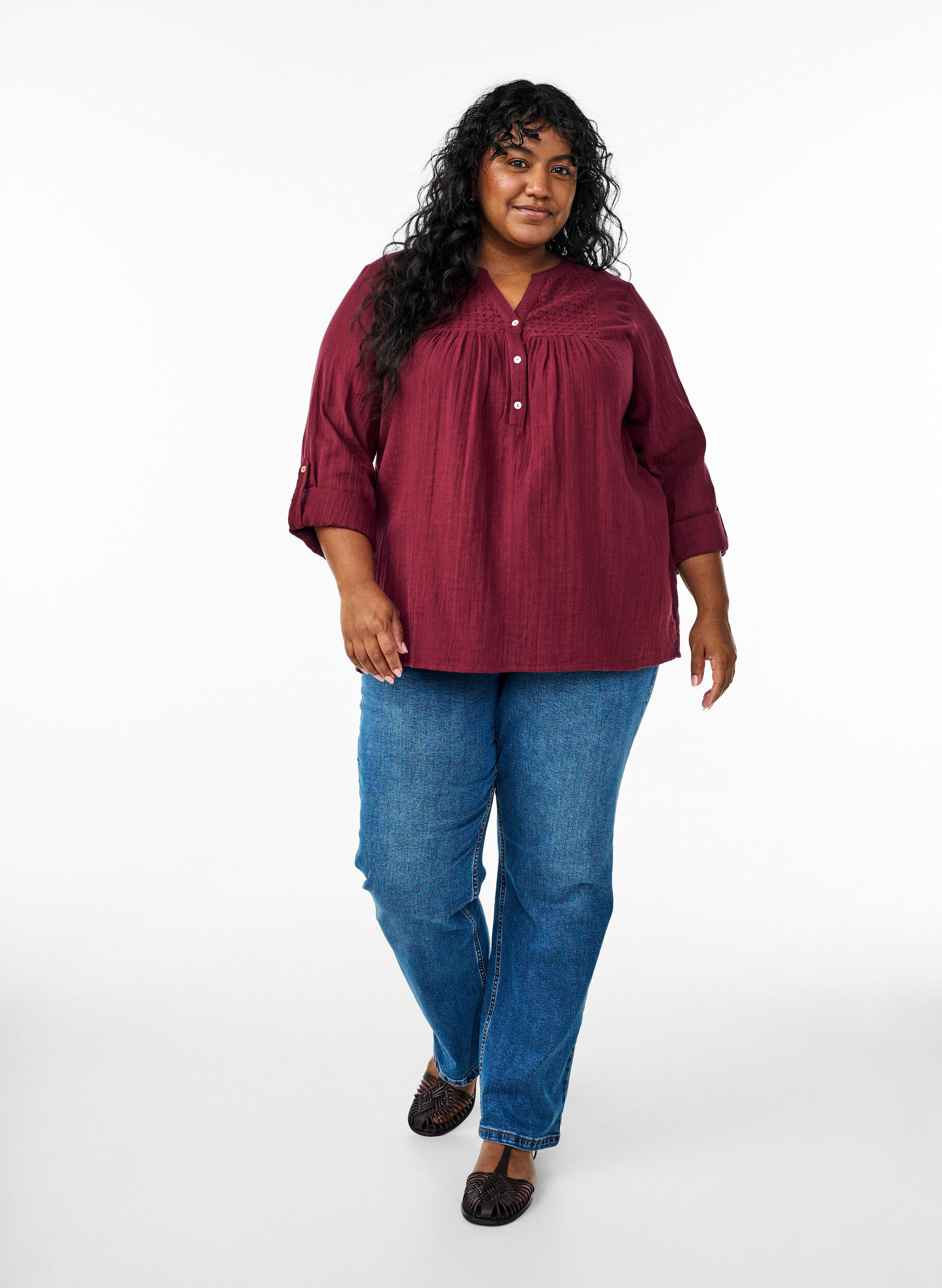 Zizzi Paita puuvillamusliinissa, jossa broderie anglaise -kirjailu, Tumma Bordeaux, Model image number 1