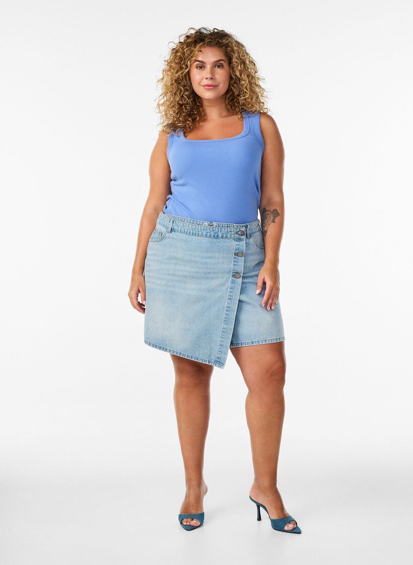 Denimskortsit kietaisuefektill&auml; ja korkealla vy&ouml;t&auml;r&ouml;ll&auml;, Sininen, Model image number 1