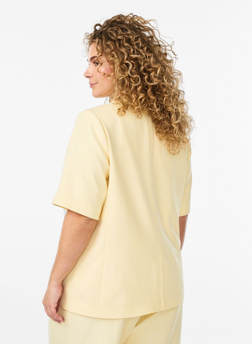 Bleiseri lyhyill&auml; hihoilla ja kaulusk&auml;&auml;nteill&auml;, Keltainen, Model image number 2