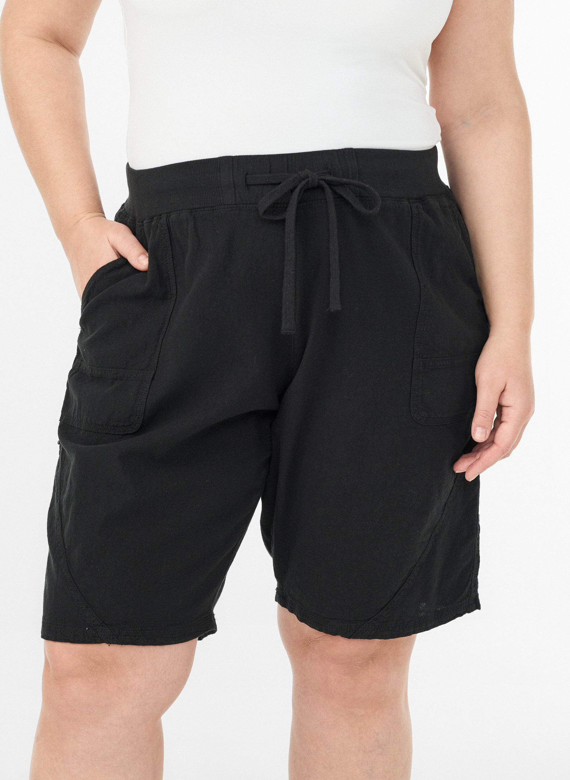 ZizziV&auml;lj&auml;t puuvillashortsit taskuilla, Musta, Model image number 3