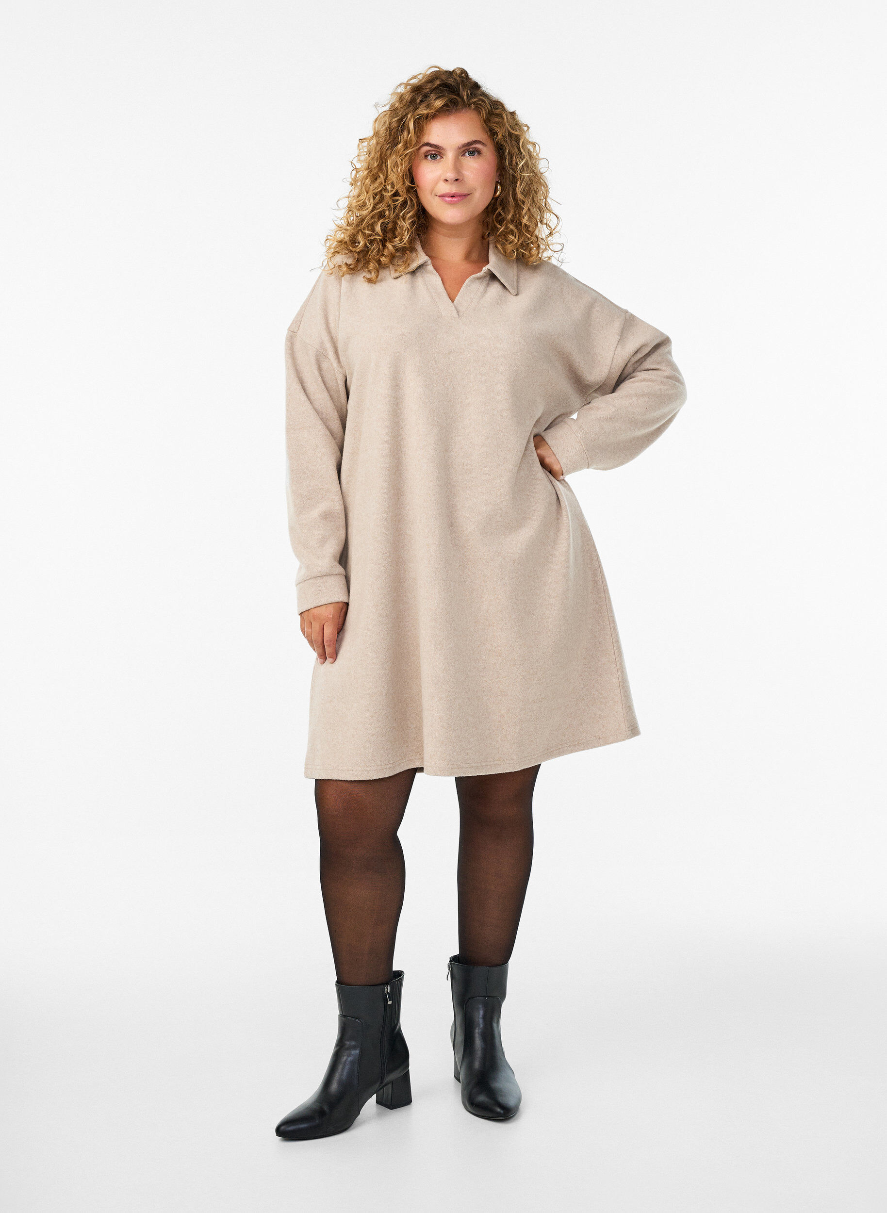Polvimittainen jersey-mekko V-p&auml;&auml;ntiell&auml; ja kauluksella, Beige, Model