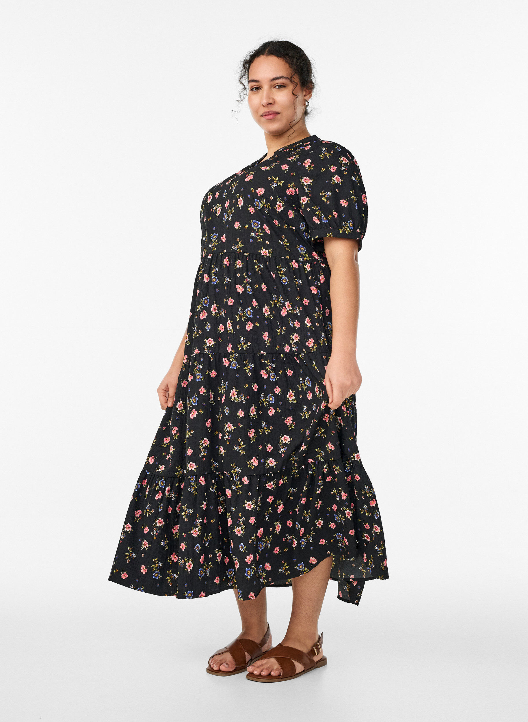 ZizziNilkkapituinen mekko lyhyill&auml; hihoilla ja kerroksellisilla r&ouml;yhel&ouml;ill&auml;, Musta, Model image number 0