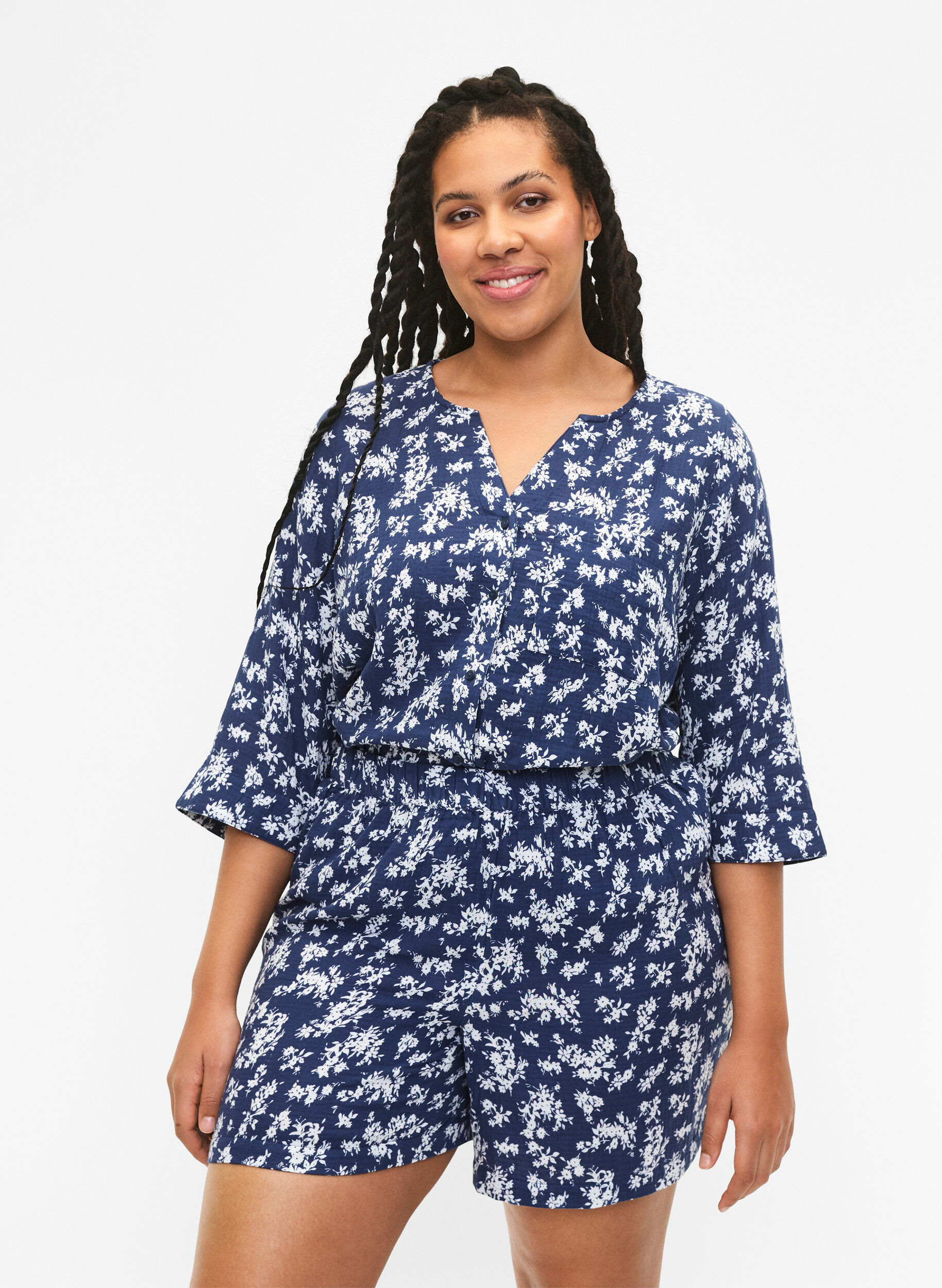 Zizzi Kukkakuvioidut puuvillaiset y&ouml;shortsit, V. Indigo Flower AOP, Model image number 0