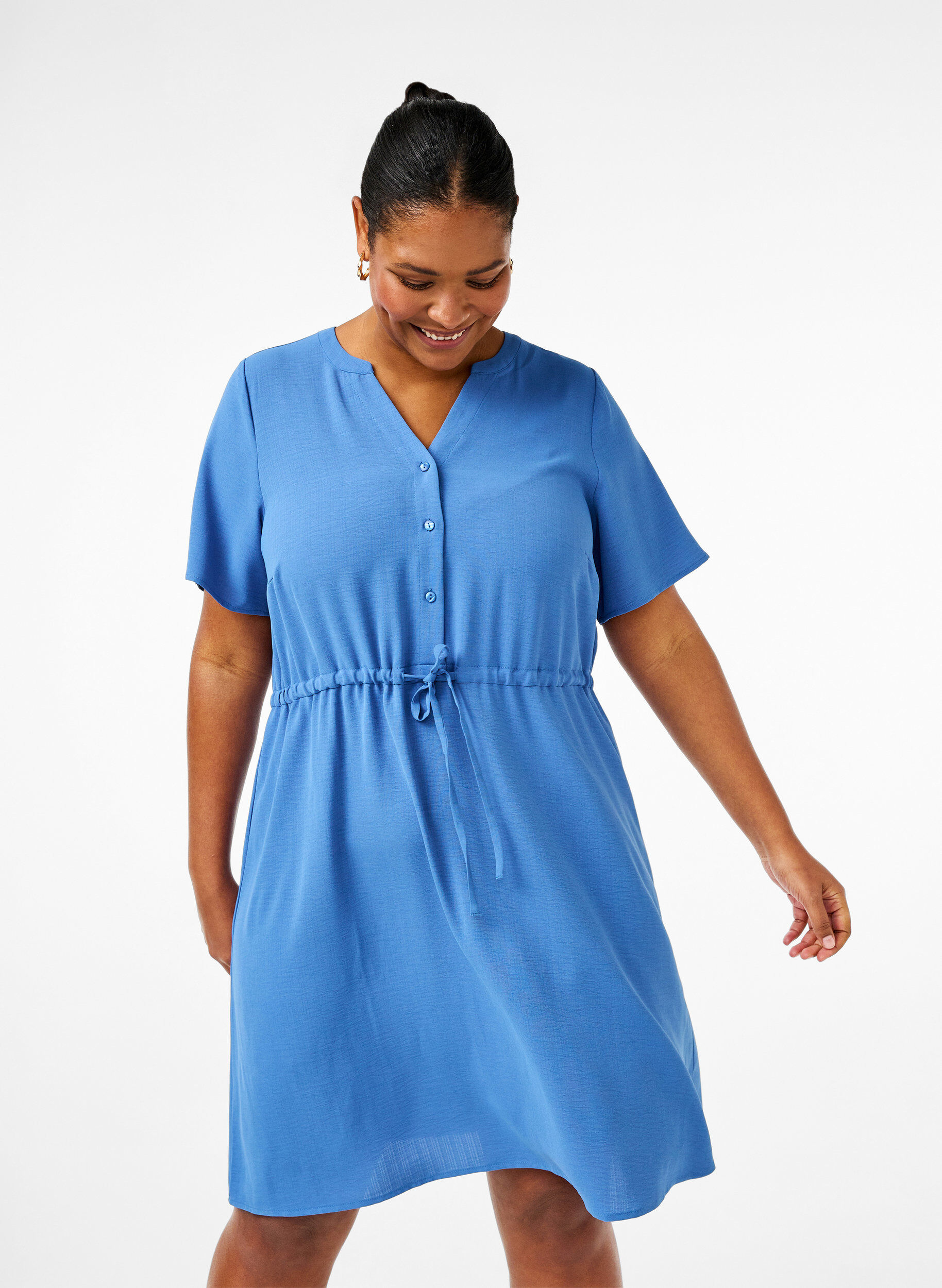 Zizzi Lyhythihainen mekko, jossa on solmimisnauha vy&ouml;t&auml;r&ouml;ll&auml;, Riverside, Model image number 0