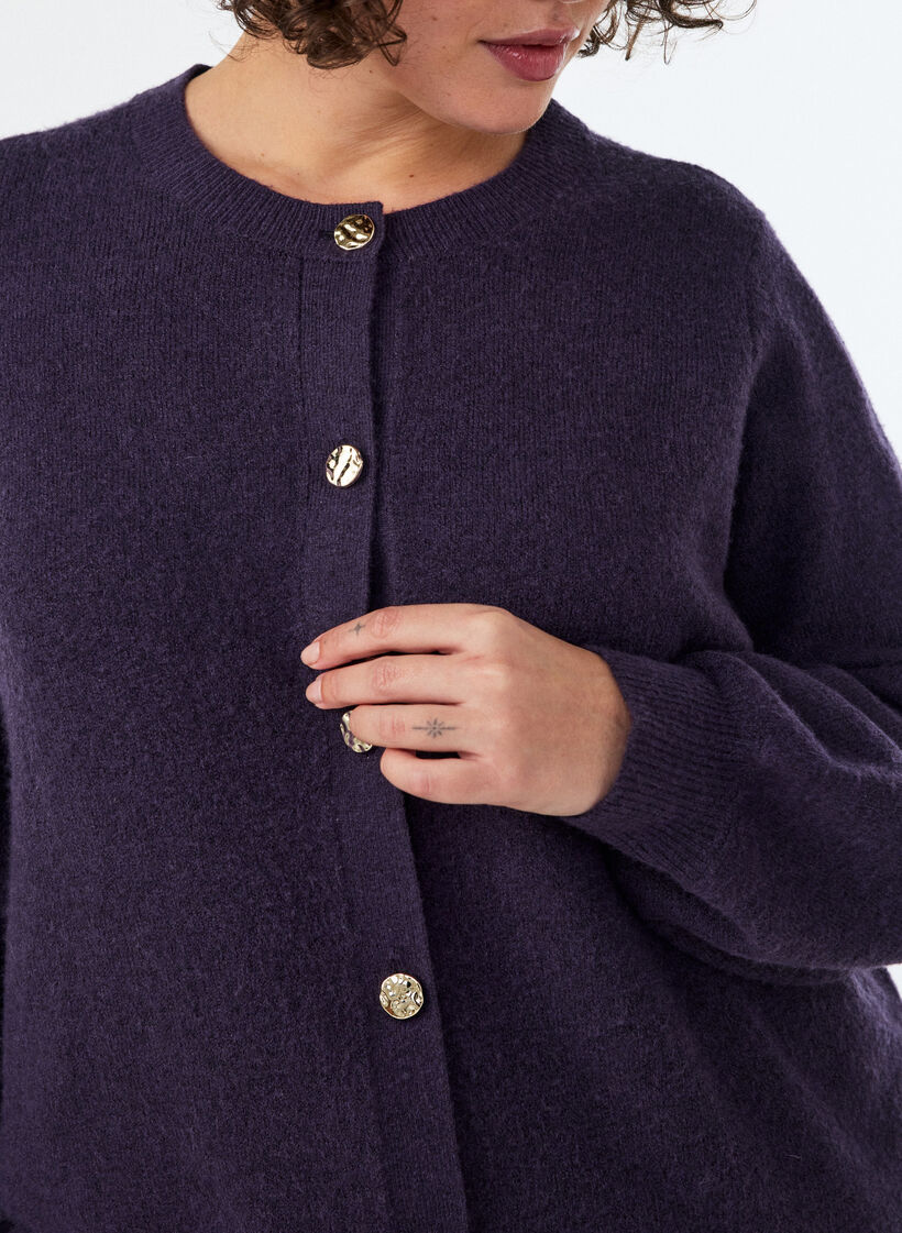 Neuletakki pehme&auml;st&auml; neuleesta kullanv&auml;risill&auml; napeilla, Violetti, Model image number 3