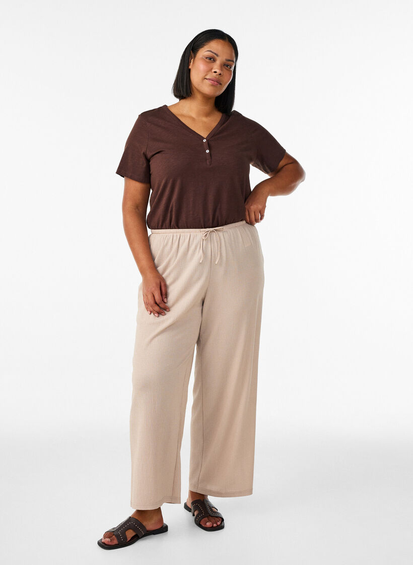 T-paita nappiyksityiskohdalla, Ruskea, Model image number 1