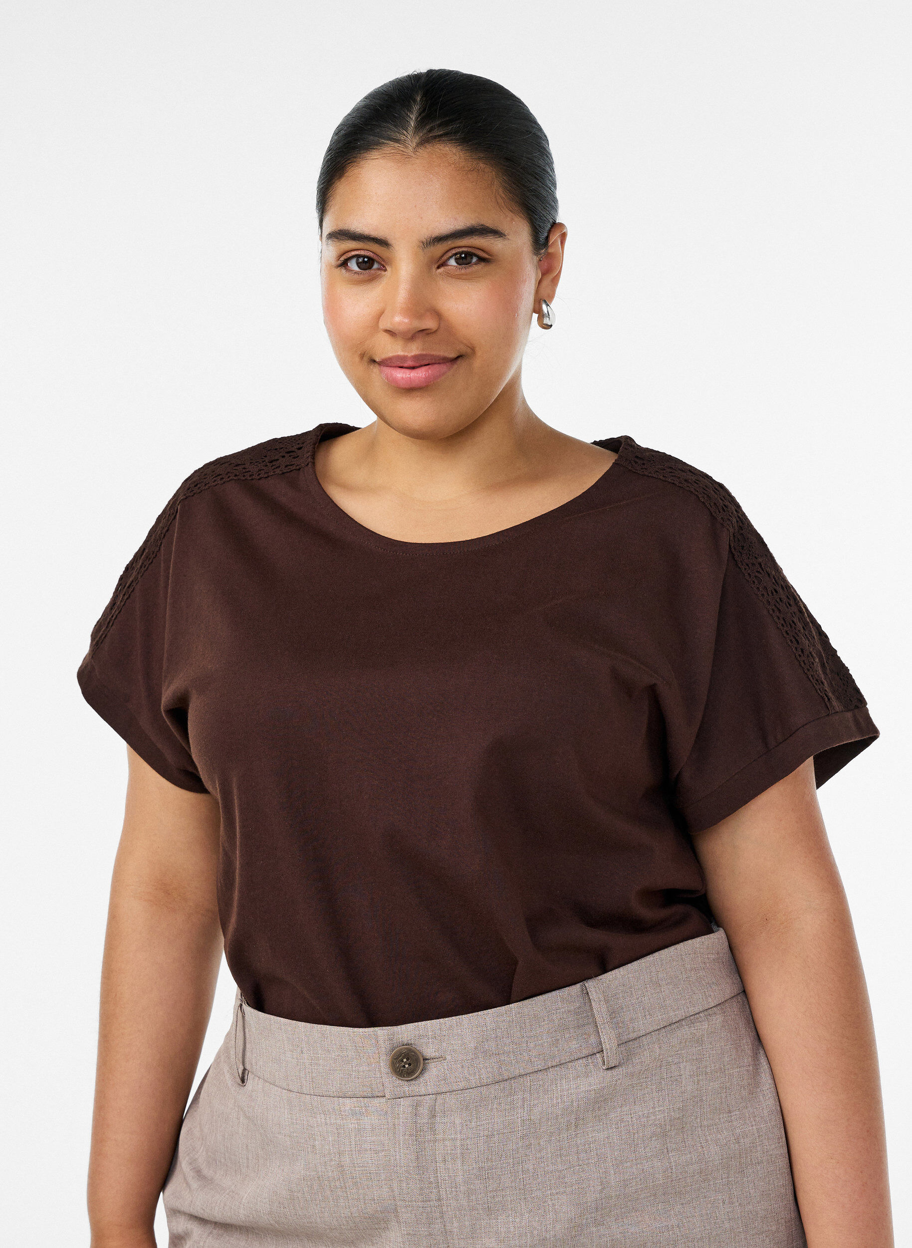 ZizziPuuvillainen T-paita virkkausyksityiskohdalla, Ruskea, Model image number 0