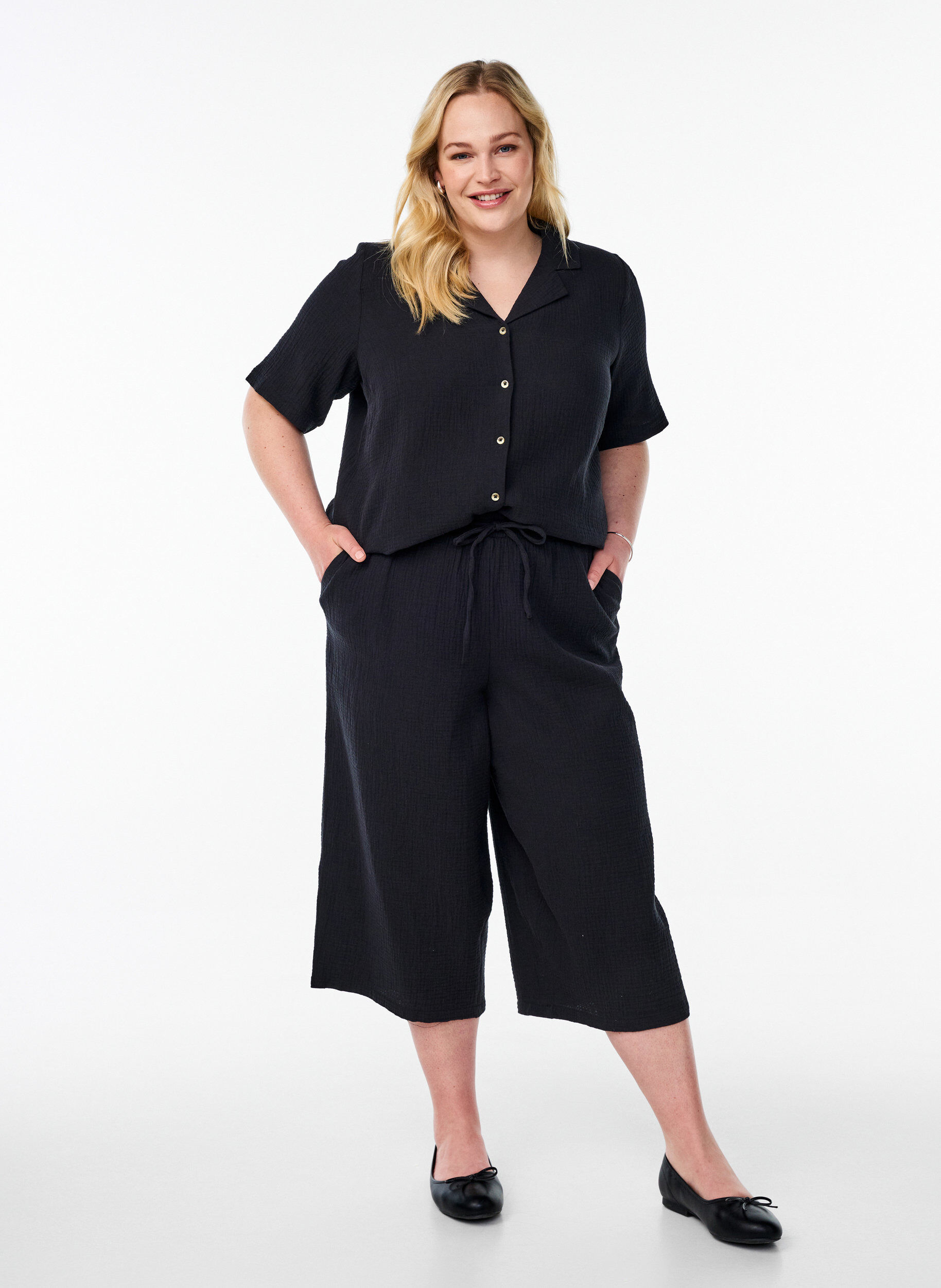 Zizzi Culotte-housut, joissa on korkea vy&ouml;t&auml;r&ouml;, Musta, Model image number 0