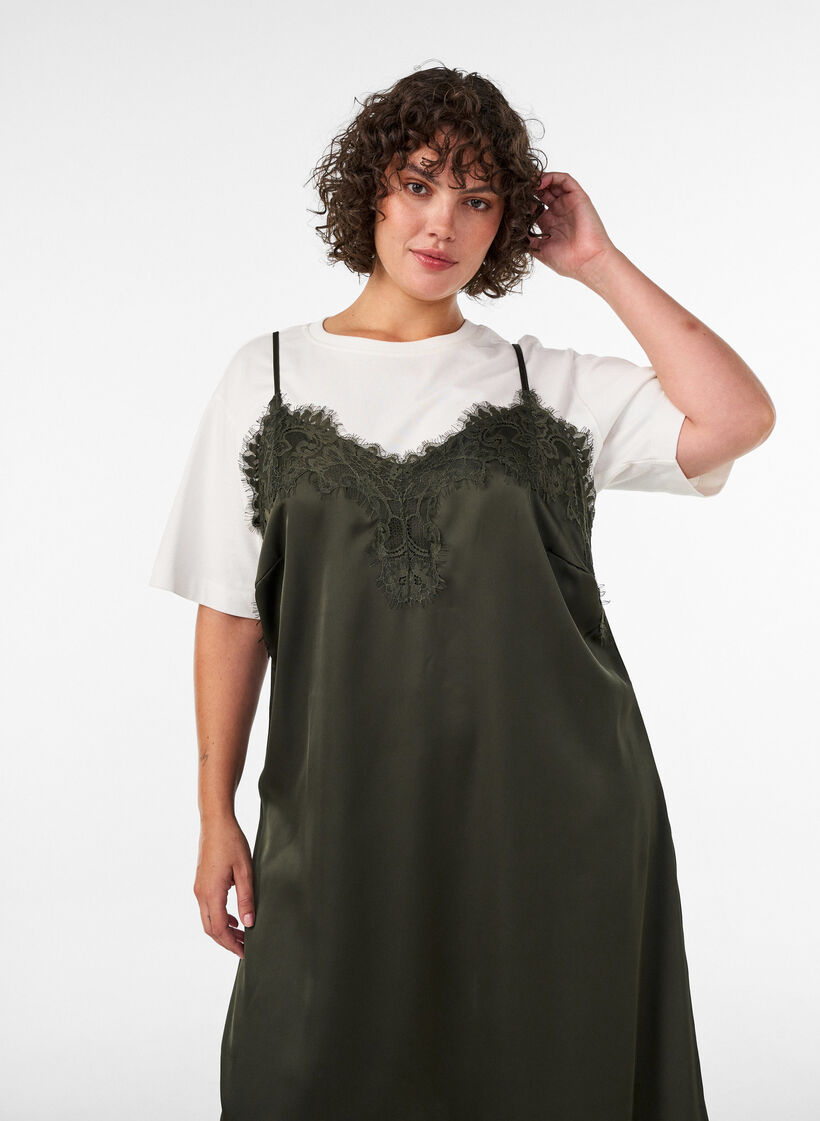 Satiinimekko pitsill&auml; ja ep&auml;symmetrisell&auml; helmalla, Vihre&auml;, Model image number 2