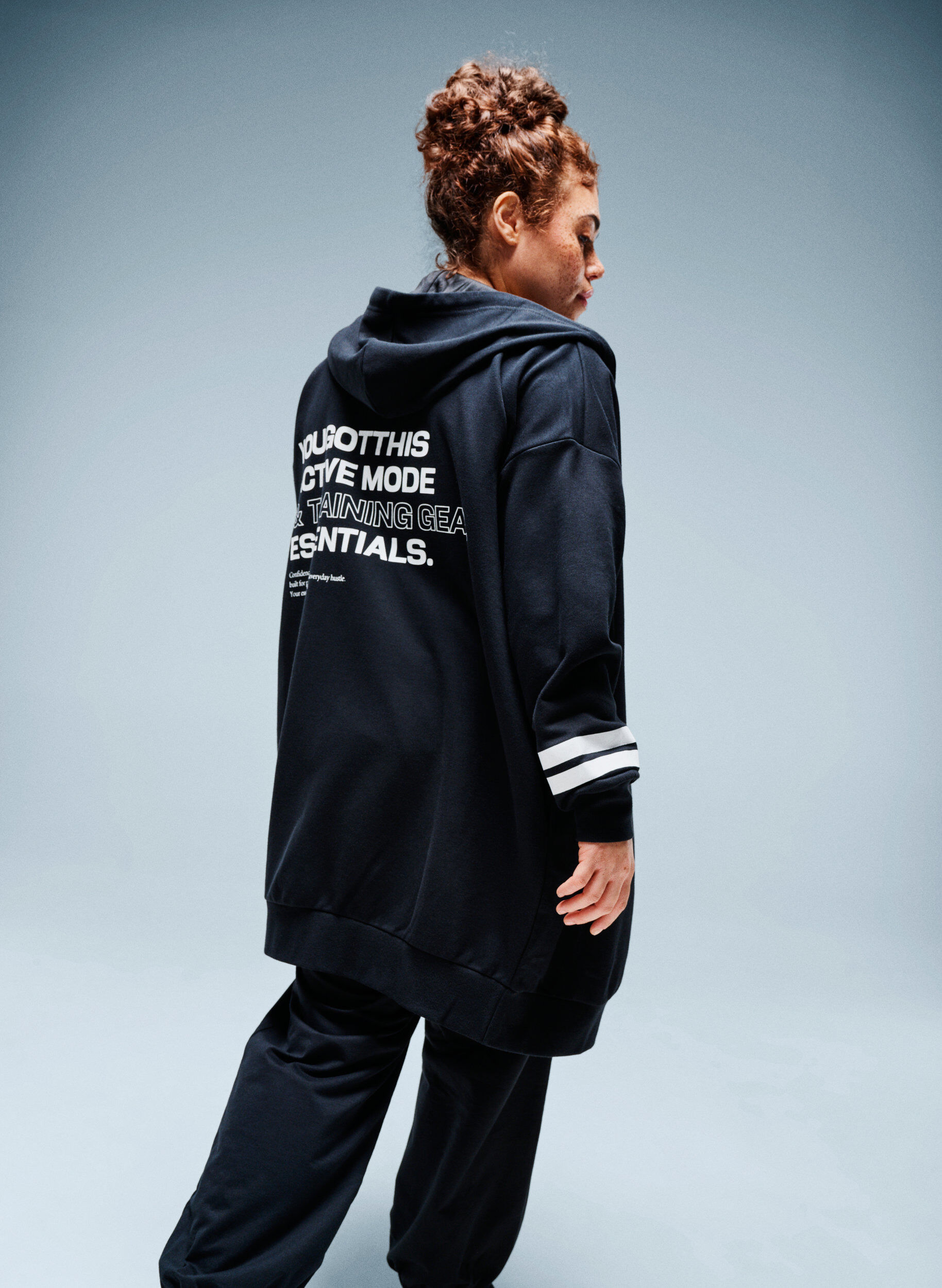 Zizzi Pitk&auml; swetarineuletakki printtiyksityiskohdilla, Musta, Image image number 0