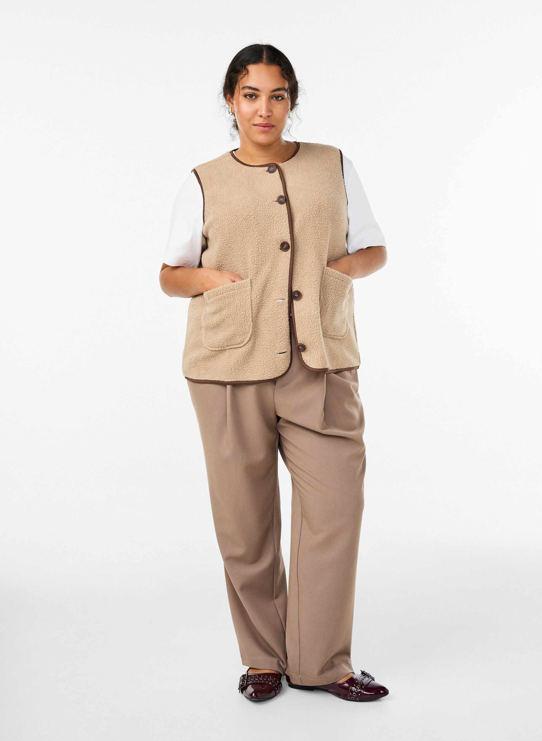 ZizziTeddykankainen liivi kontrastireunuksilla, Beige, Model image number 1