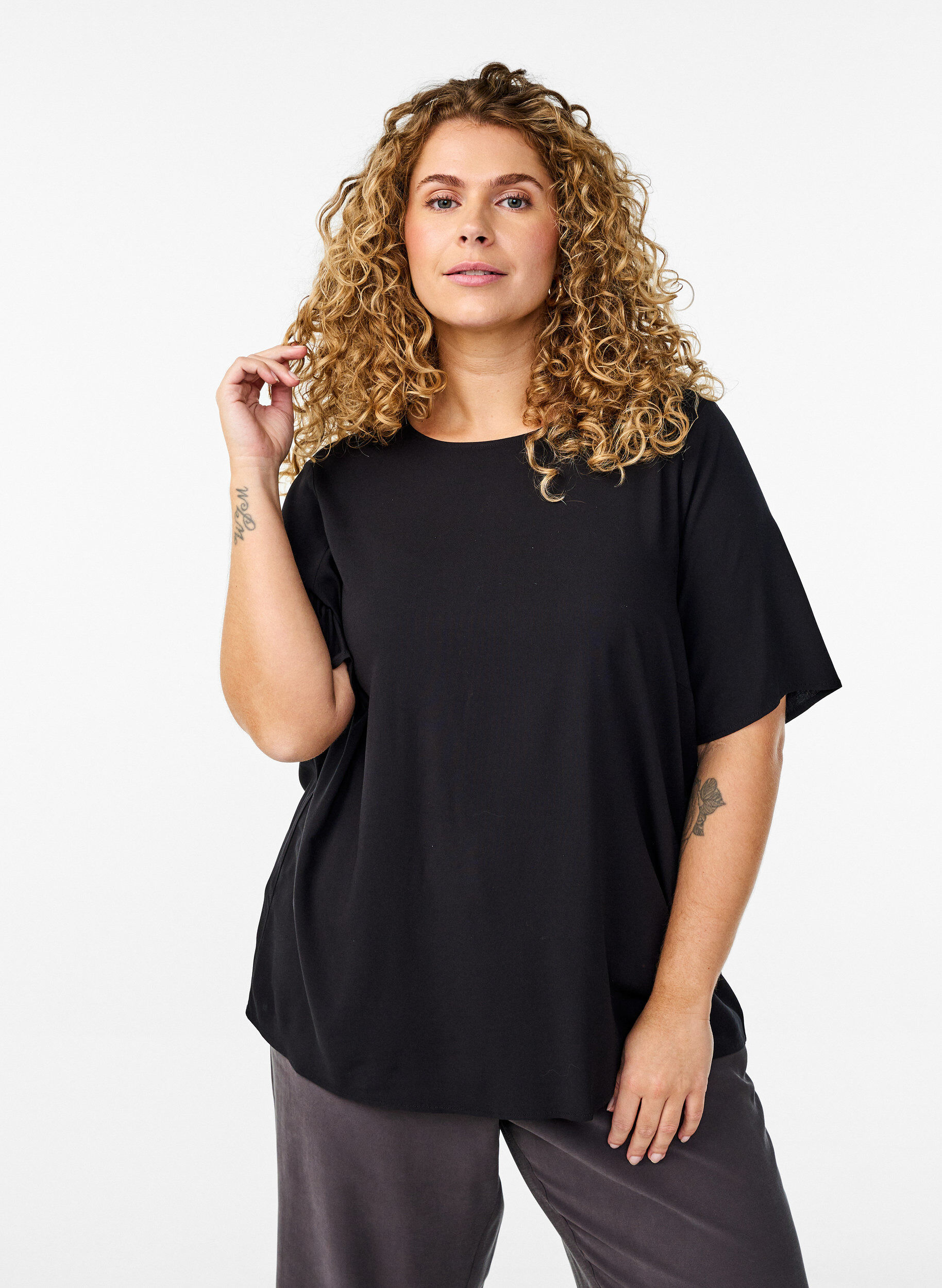 Lyhythihainen kudottu pusero, jossa on py&ouml;re&auml; p&auml;&auml;ntie, Musta, Model