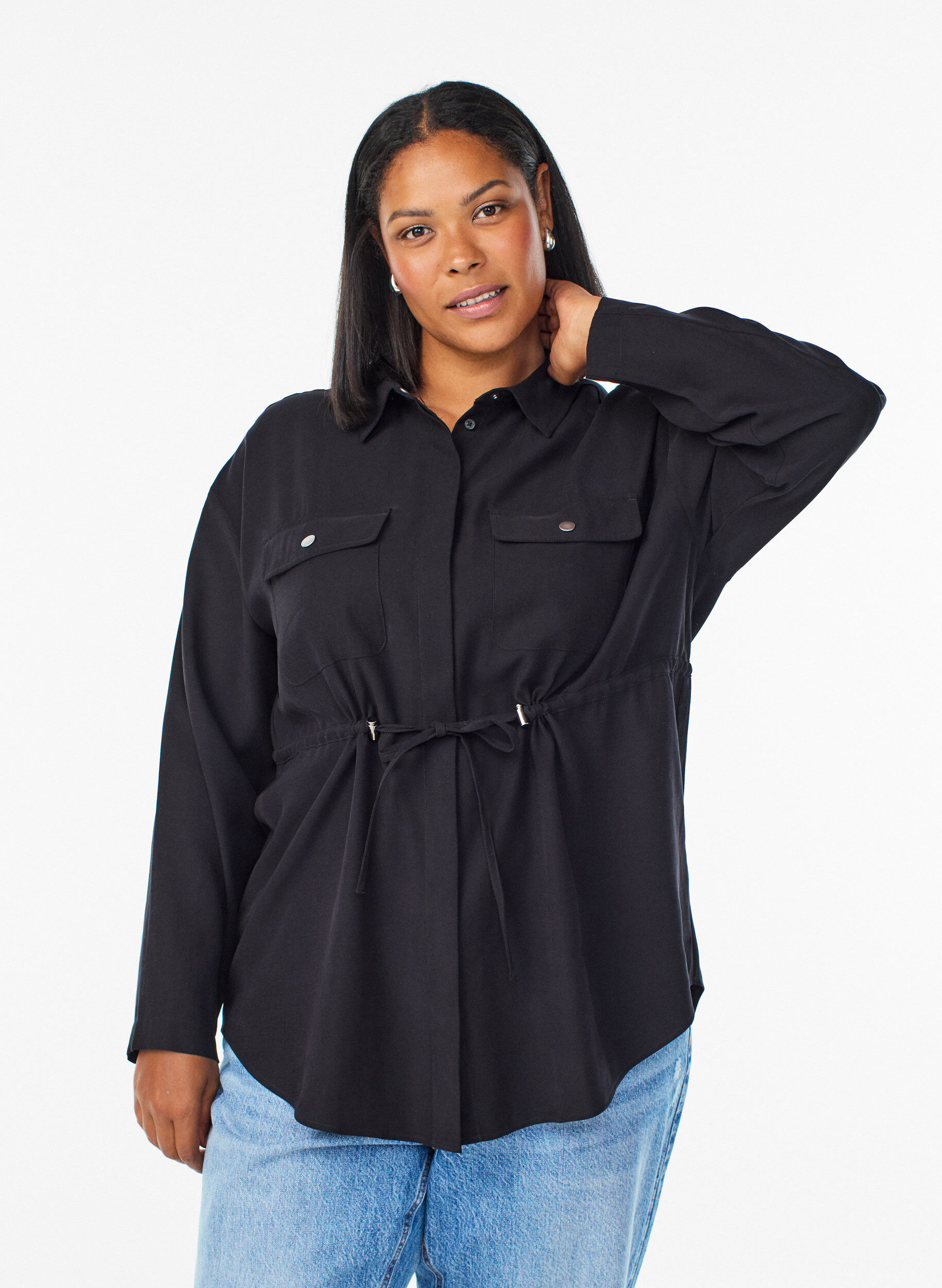 Tunika rintataskuilla ja s&auml;&auml;dett&auml;v&auml;ll&auml; vy&ouml;t&auml;r&ouml;ll&auml;, Musta, Model