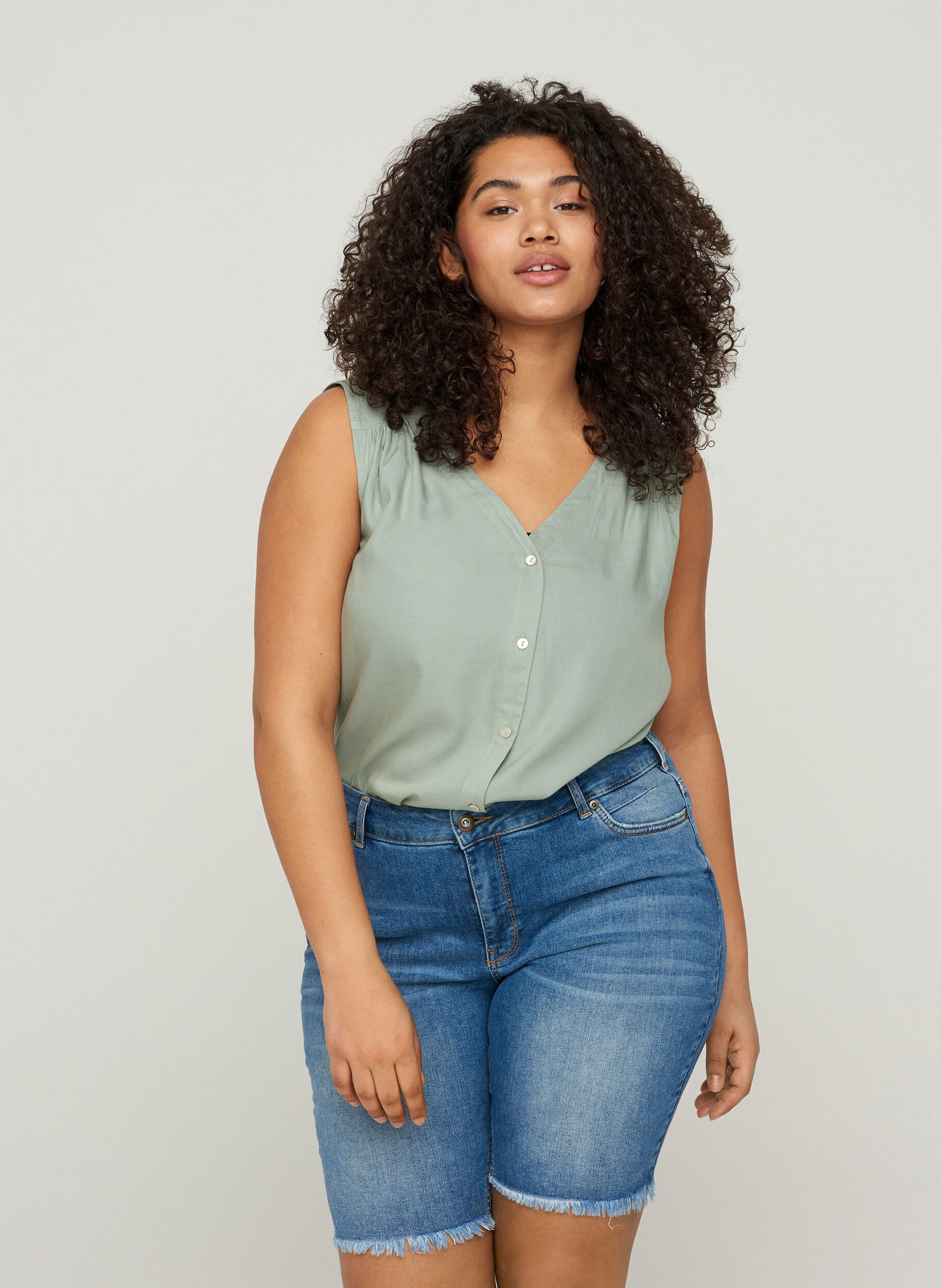 Zizzi Korkeavy&ouml;t&auml;r&ouml;iset farkkushortsit r&auml;v&auml;k&ouml;ill&auml; reunuksilla , Dark blue denim, Model image number 0