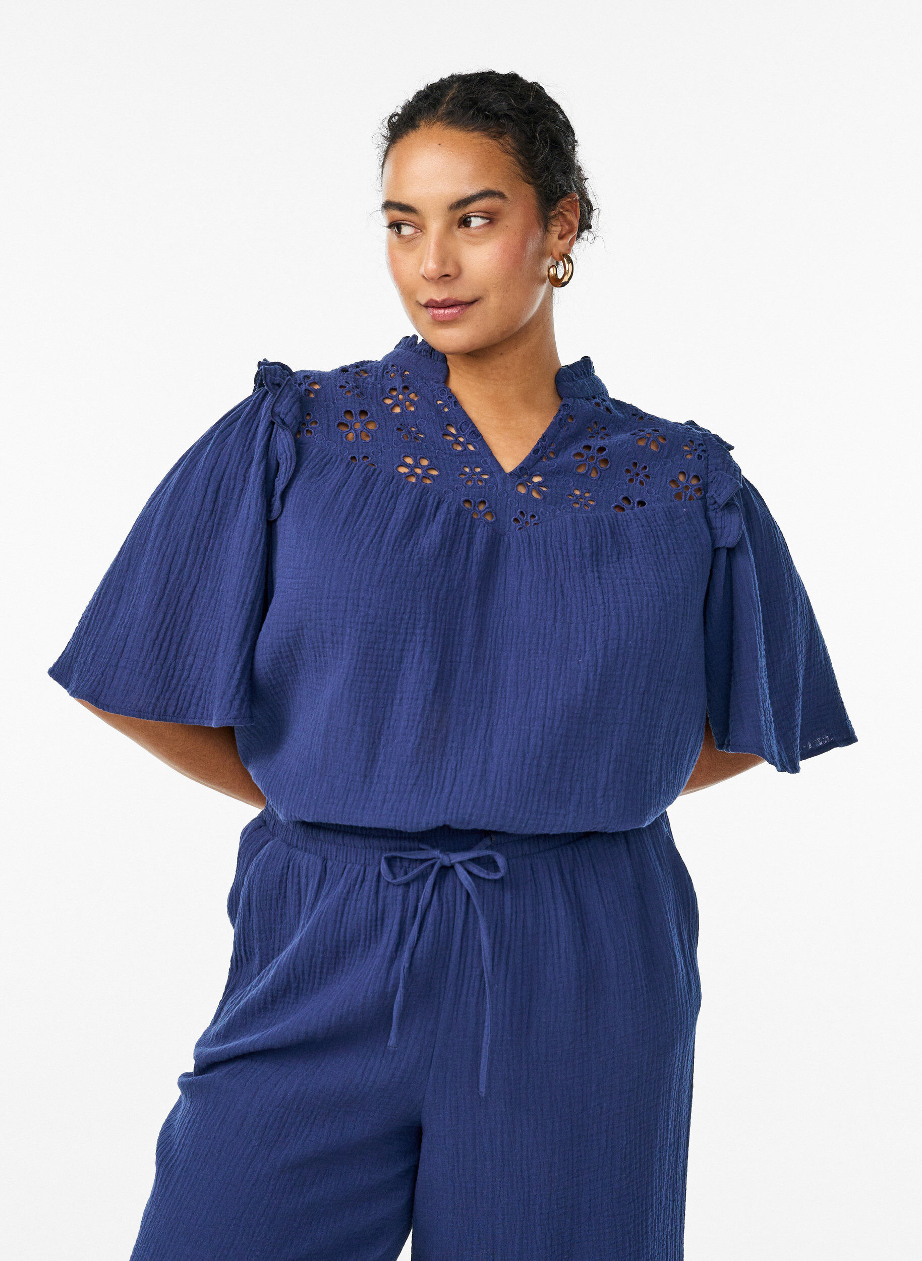 Puuvillamusliinipusero broderie anglaise -kirjonnalla ja 1/2-hihoilla, Sininen, Model