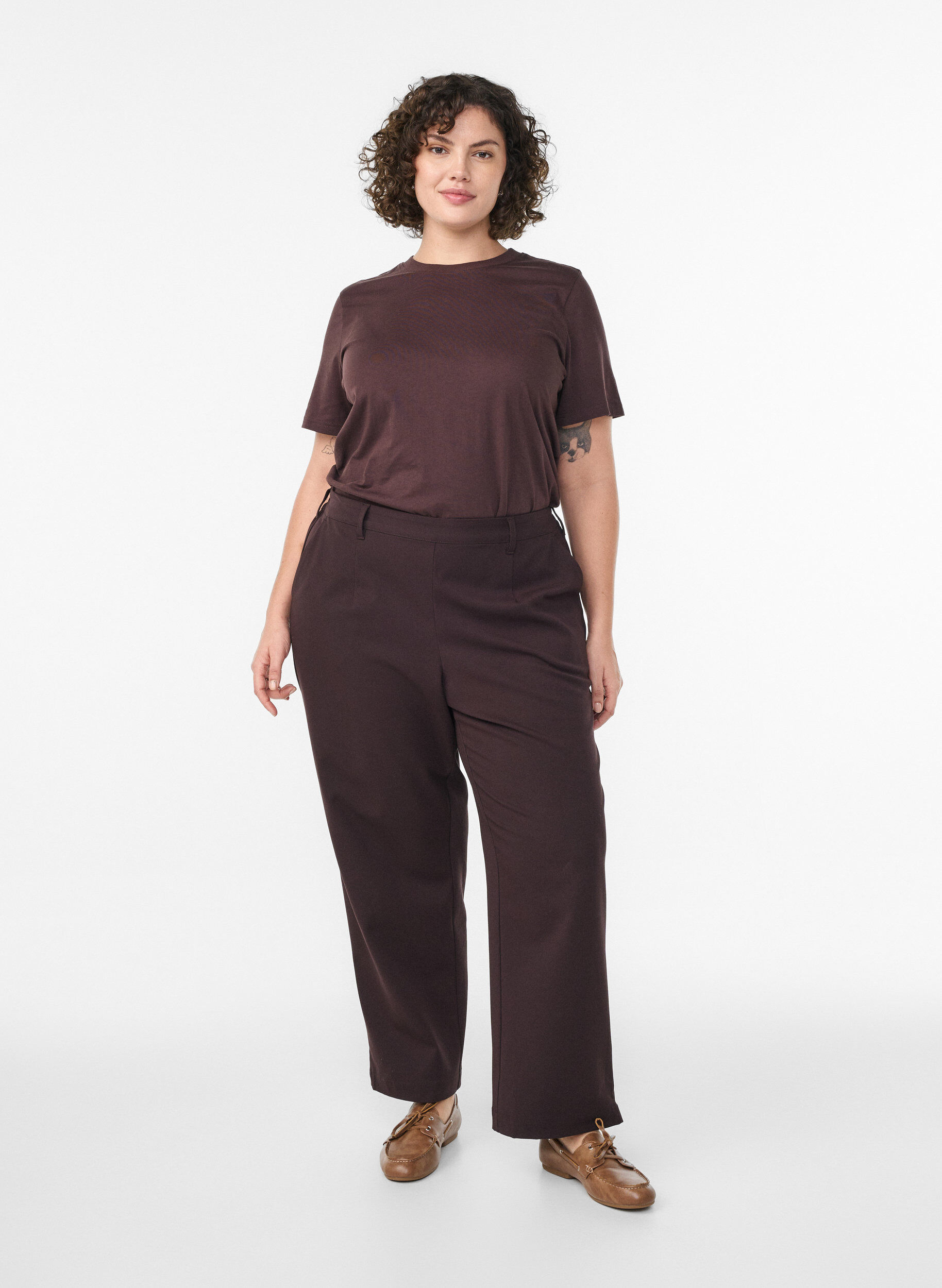 Zizzi Puuvillainen perus-T-paita, jossa on py&ouml;re&auml; kaula-aukko, Ruskea, Model image number 1