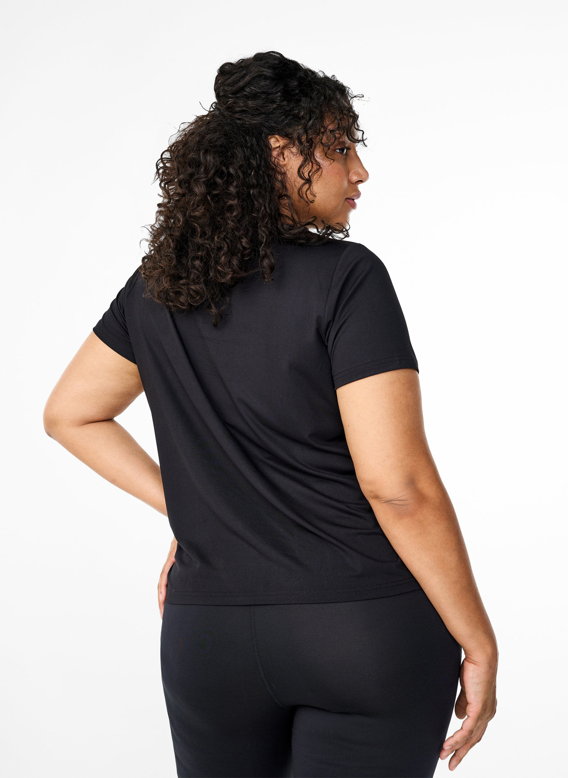 Zizzi T-paita tiukalla istuvuudella ja py&ouml;re&auml;ll&auml; kaula-aukolla, Black, Model image number 1