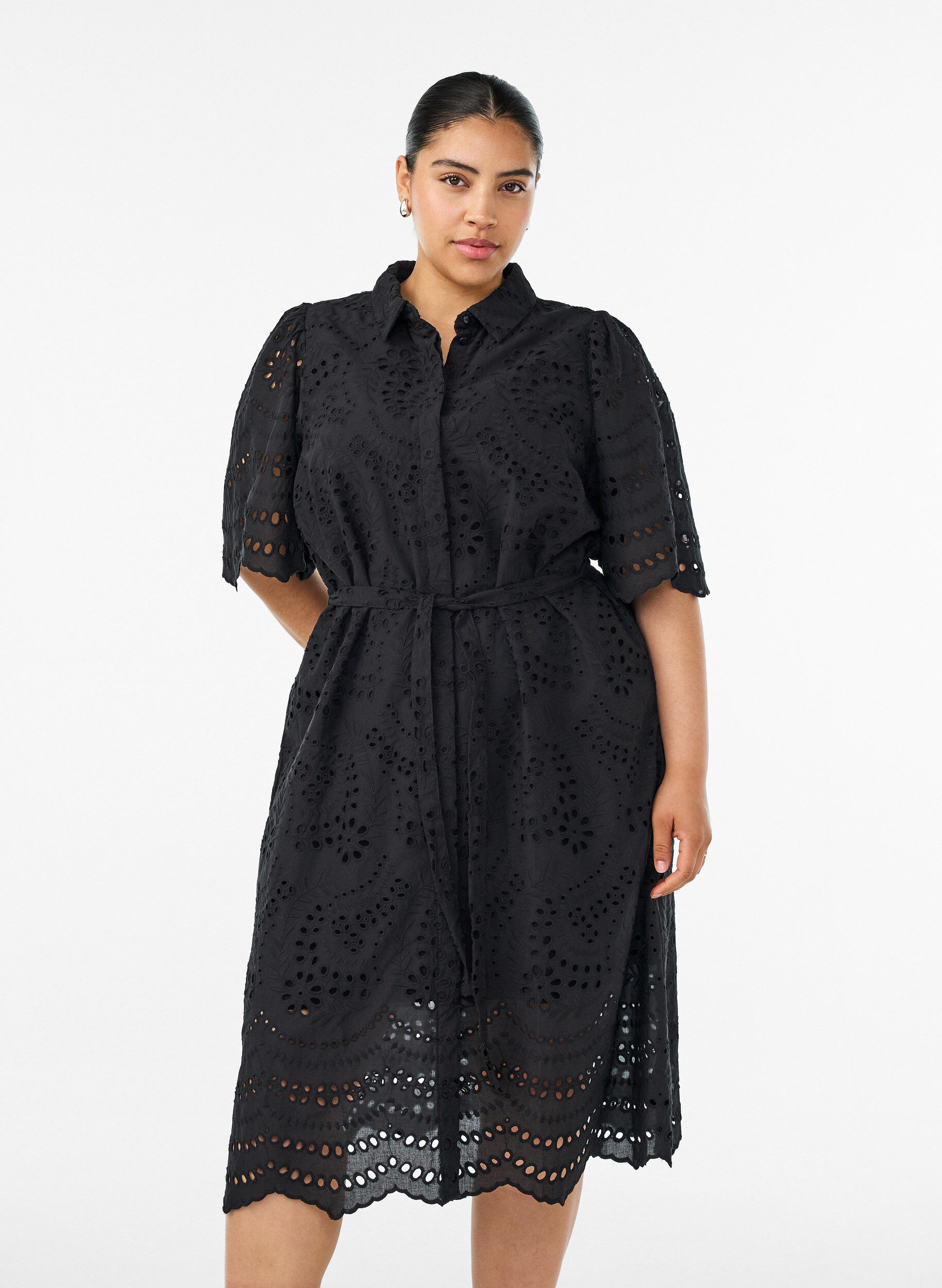 Paitamekko brodeerattua broderie anglaise -kangasta vy&ouml;ll&auml;, Musta, Model