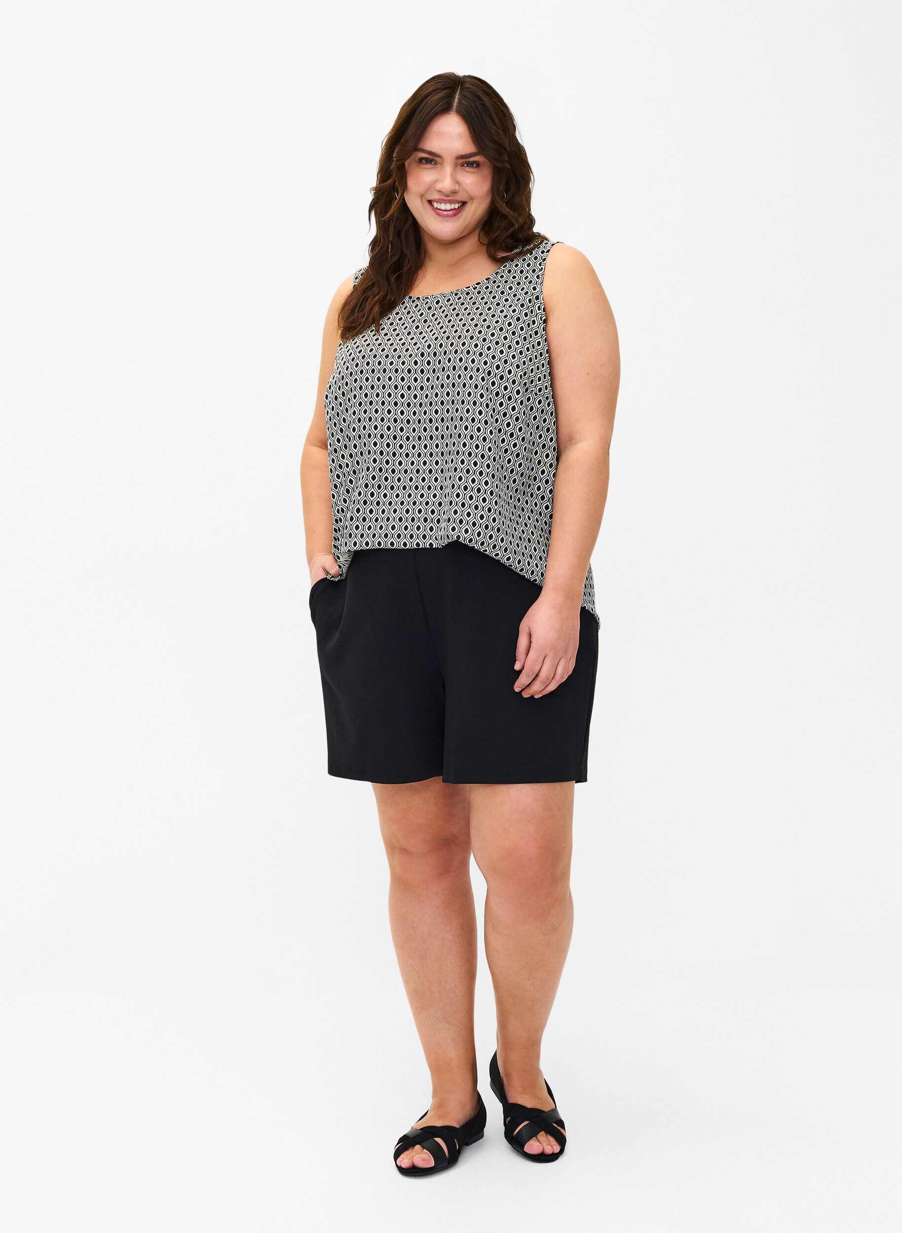 Zizzi FLASH &ndash; V&auml;lj&auml;t shortsit, joissa on taskut, Musta, Model image number 1