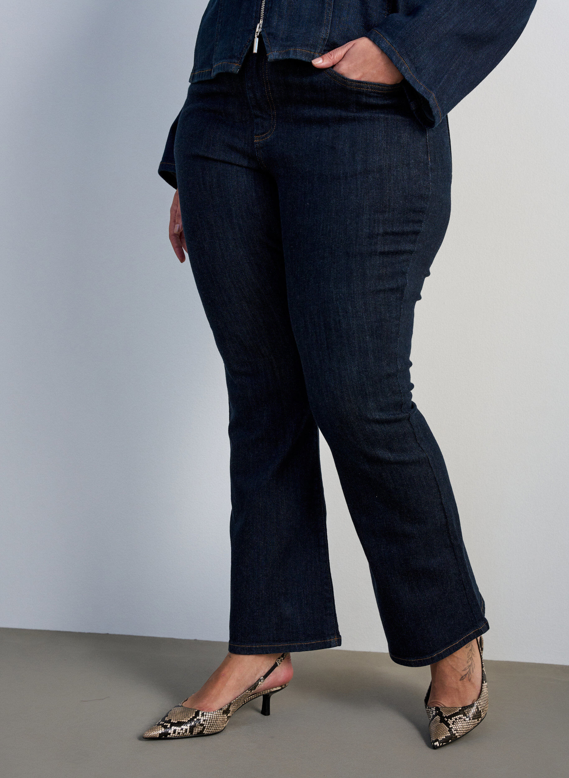 ZizziEllen korkeavy&ouml;t&auml;r&ouml;iset bootcut-farkut, Sininen, Model image number 2