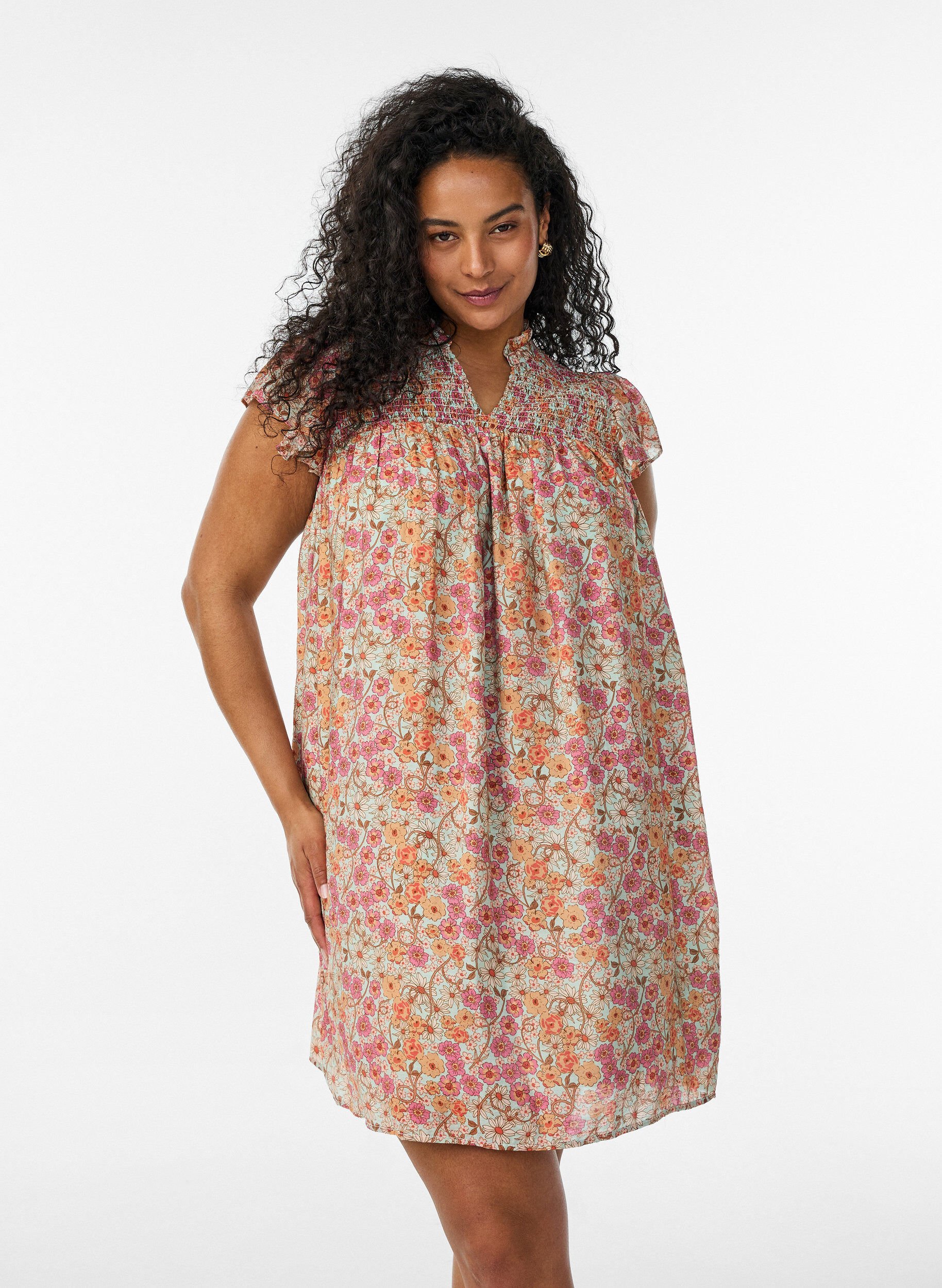 Lyhyt viskoosimekko smokkirypytyksell&auml; ja kukkakuviolla, Oranssi, Model