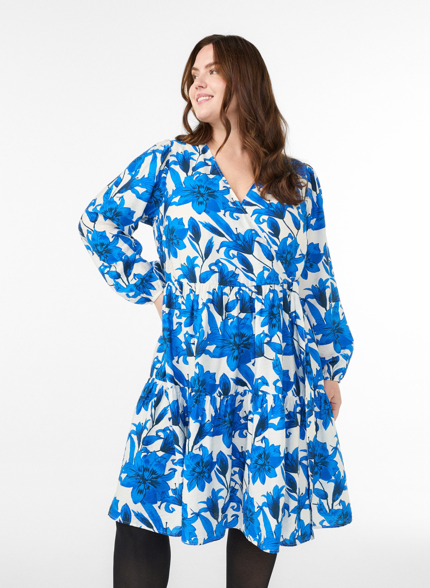 Kukkakuosinen kietaisumekko solmuvy&ouml;ll&auml;, Vanilja, Model