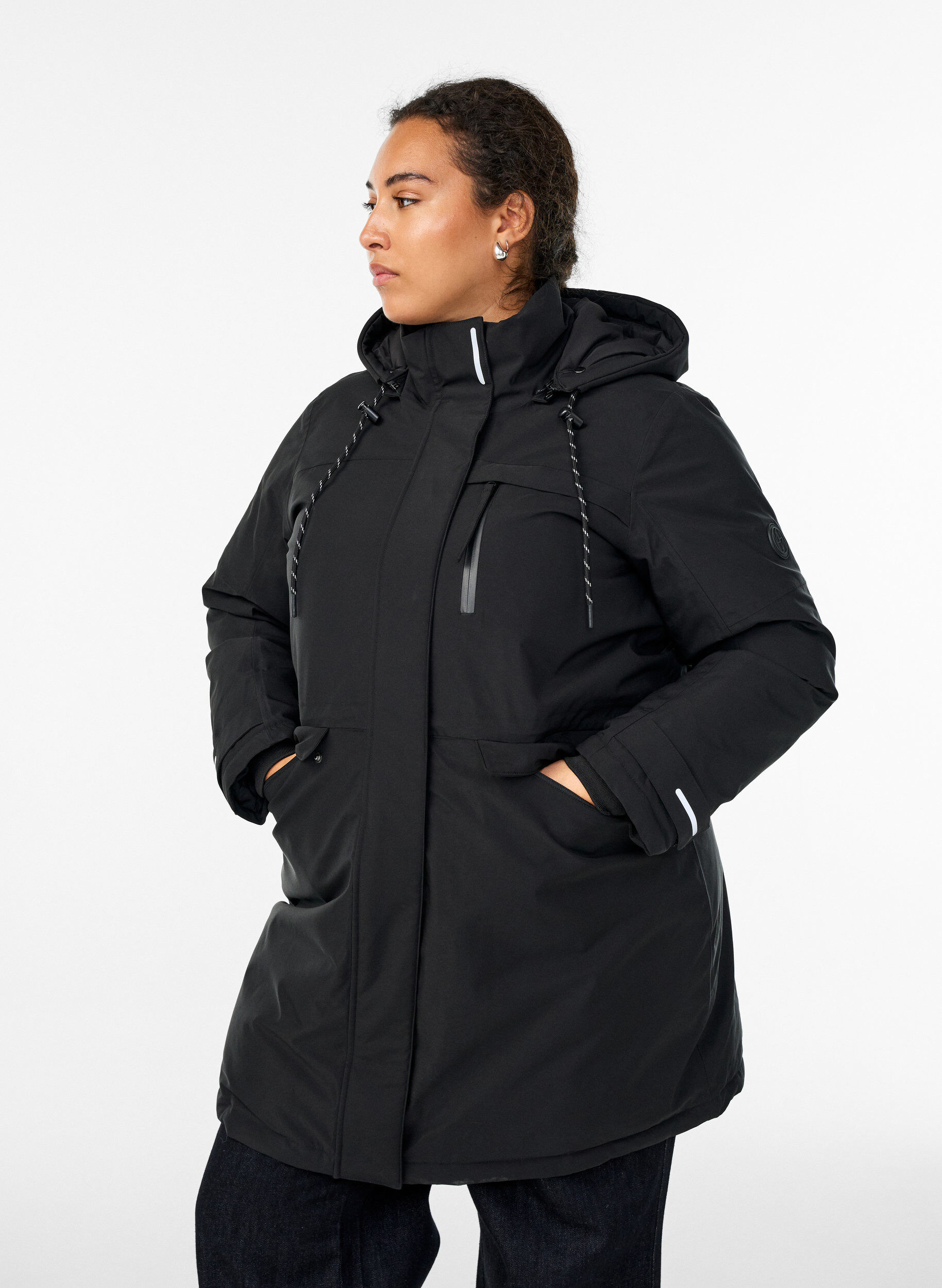 Vett&auml;hylkiv&auml; parka hupulla ja k&auml;yt&auml;nn&ouml;llisill&auml; yksityiskohdilla, Musta, Model