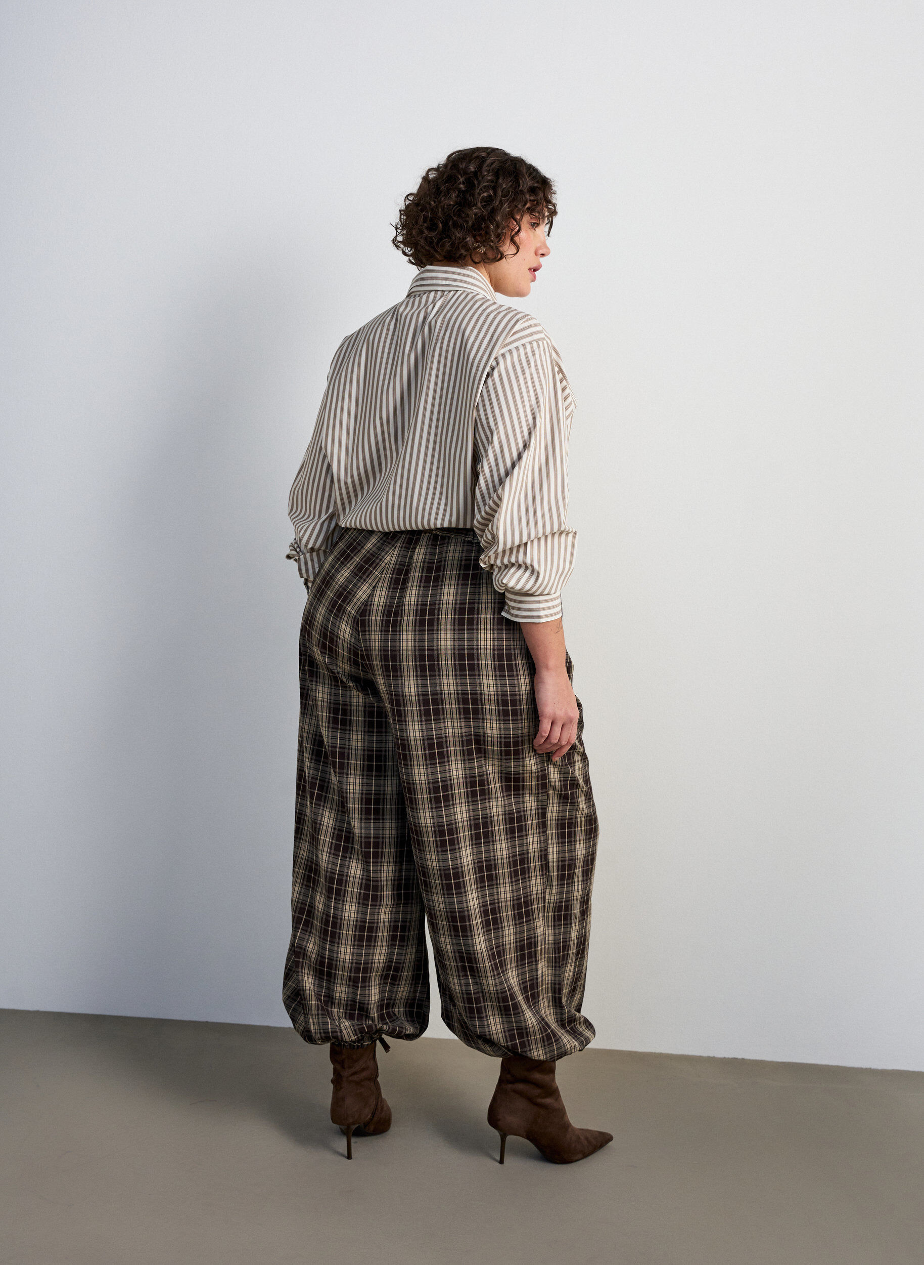 ZizziRaidallinen paita irrotettavalla kaulanauhalla, Beige, Model image number 2