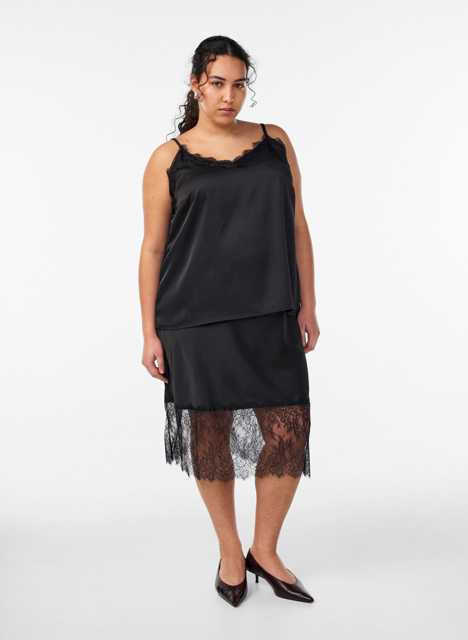 Satiini-look -hame pitsireunuksilla, Musta, Model