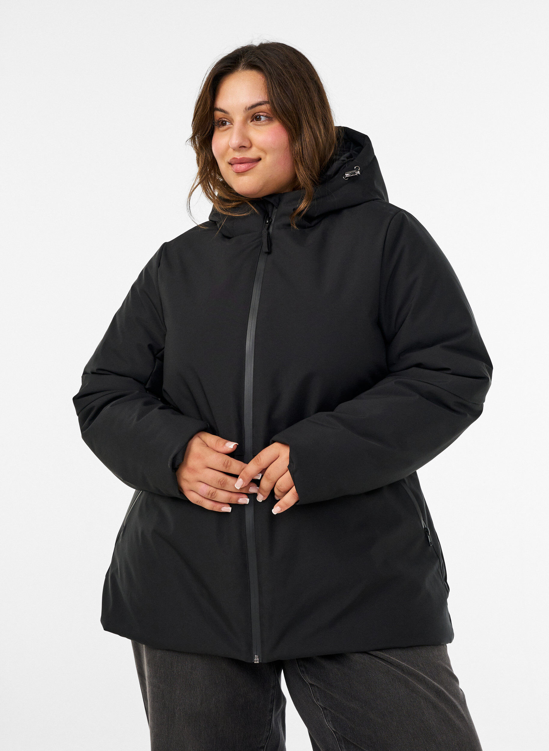 ZizziTalvitakki hupulla ja s&auml;&auml;dett&auml;v&auml;ll&auml; vy&ouml;t&auml;r&ouml;ll&auml;, Musta, Model image number 0