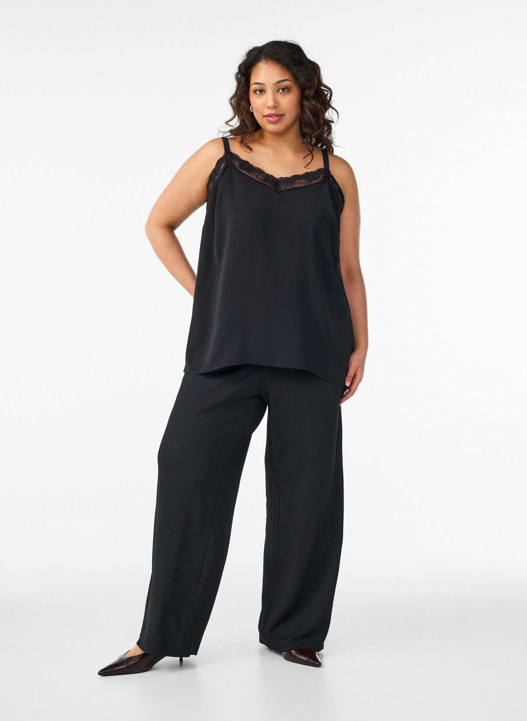 Leve&auml;lahkeiset housut kevyest&auml; teksturoidusta kankaasta, Musta, Model