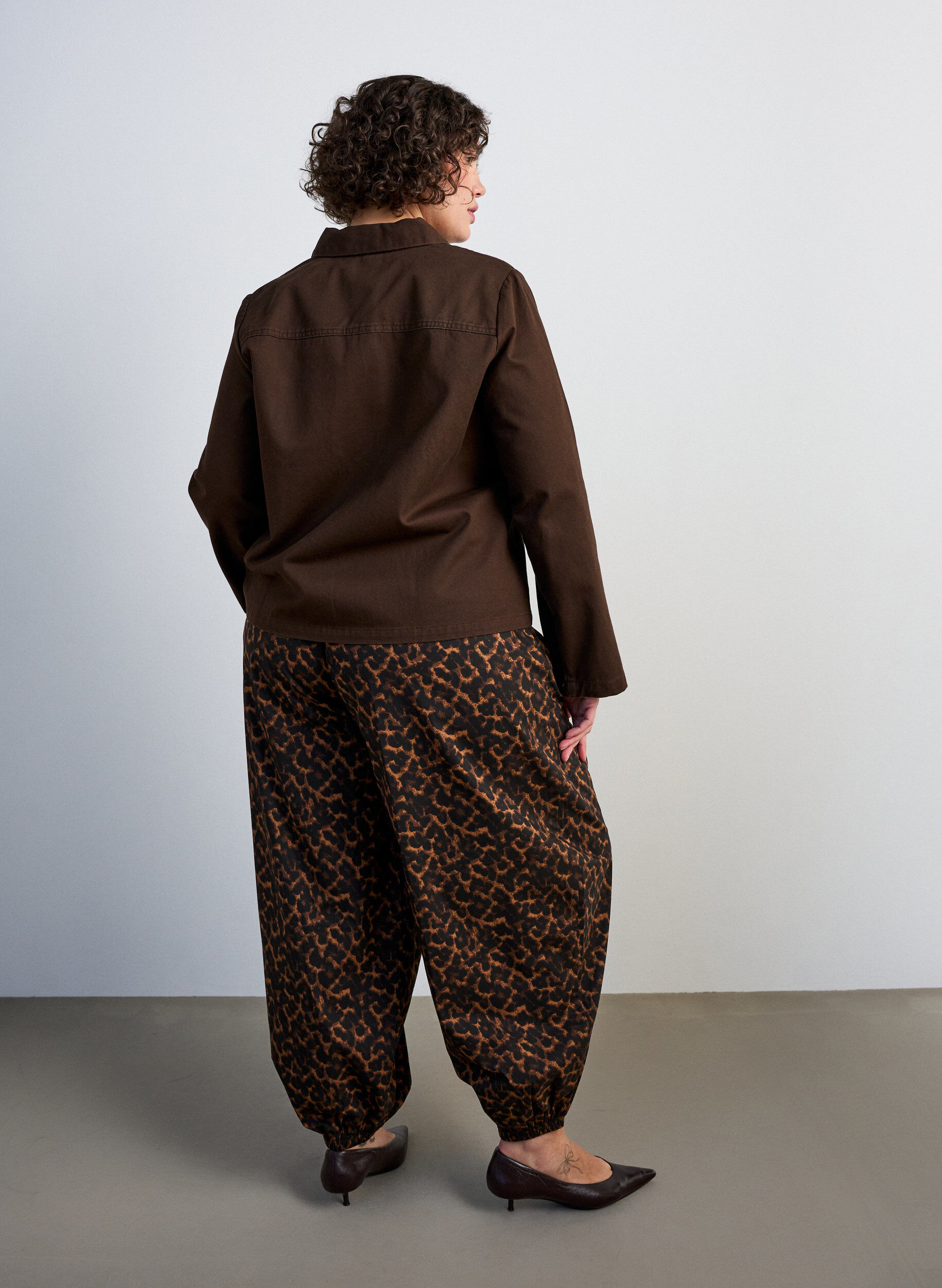 ZizziKorkeavy&ouml;t&auml;r&ouml;iset pallohousut all-over-kuosilla, Ruskea, Model image number 1
